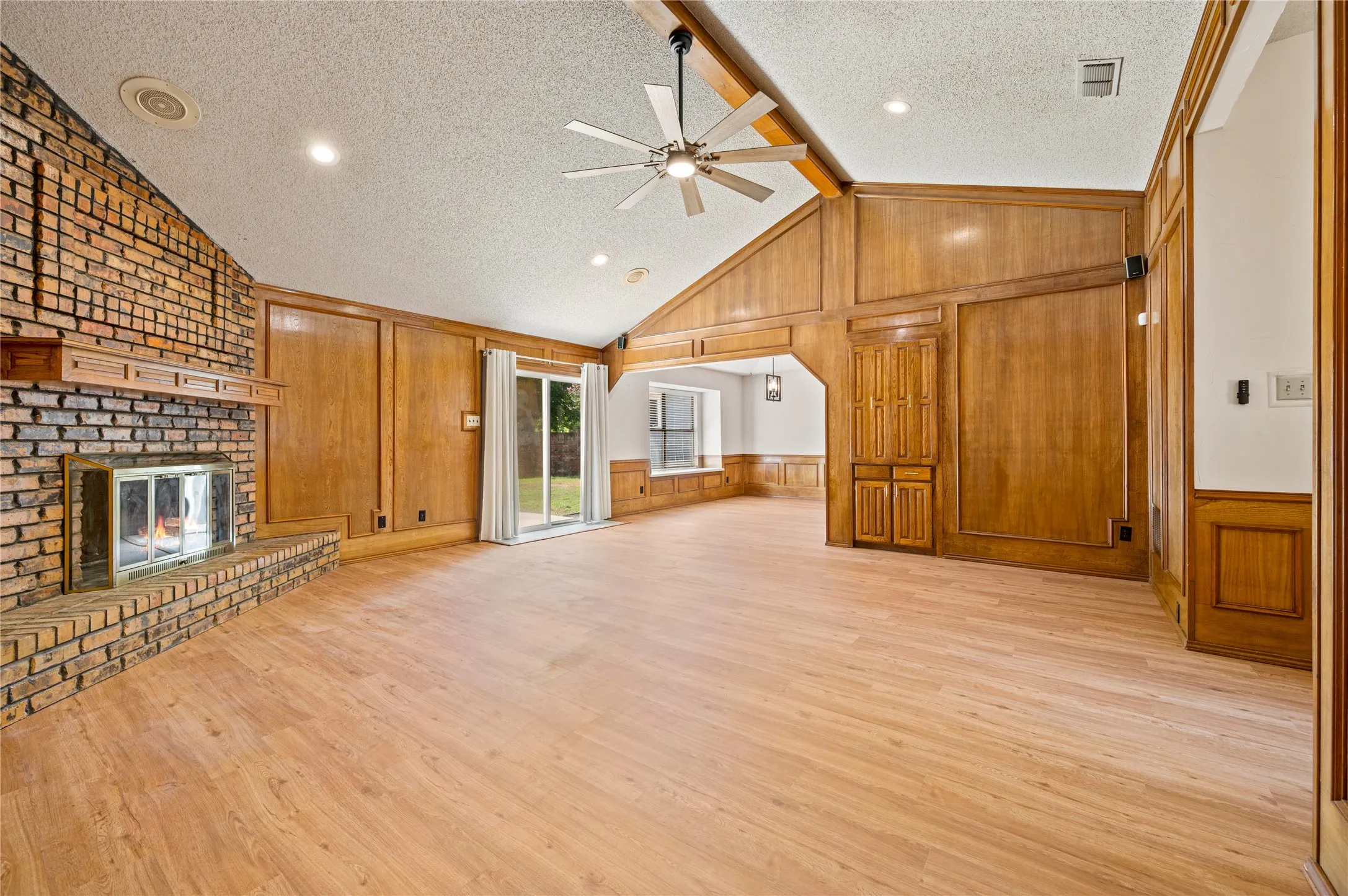 Single Family Residence For Sale in Tarrant County , 5433 Dana Point Drive, Arlington, Texas 76017, 3 Bedroom, 2 Bathroom, 2 Garage spaces, 1,779 Sqft, built in 1984, mls#21389496, Real Estate Agent in Arlington, Homes For Sale in Tarrant county, Homes For Sale in Arlington, Realtor in Arlington Texas, Real Estate Brokerage Independent Realty Texas, Luminita Cordes Realtor