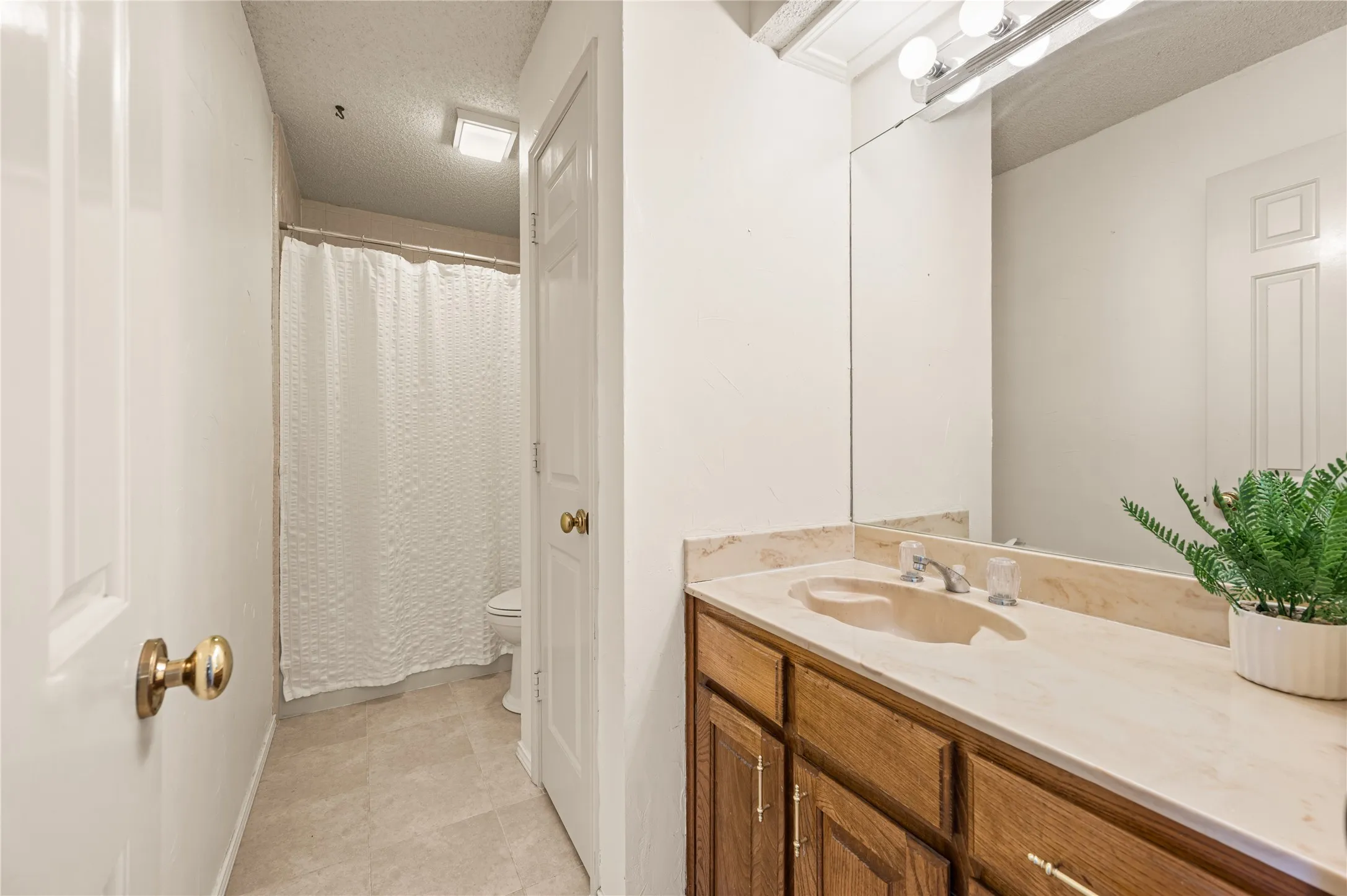Single Family Residence For Sale in Tarrant County , 5433 Dana Point Drive, Arlington, Texas 76017, 3 Bedroom, 2 Bathroom, 2 Garage spaces, 1,779 Sqft, built in 1984, mls#21389496, Real Estate Agent in Arlington, Homes For Sale in Tarrant county, Homes For Sale in Arlington, Realtor in Arlington Texas, Real Estate Brokerage Independent Realty Texas, Luminita Cordes Realtor