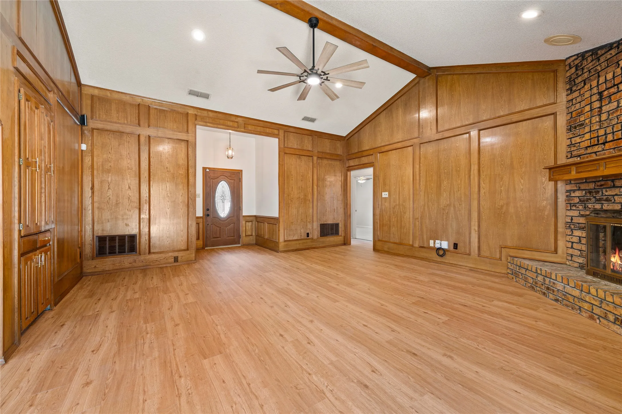 Single Family Residence For Sale in Tarrant County , 5433 Dana Point Drive, Arlington, Texas 76017, 3 Bedroom, 2 Bathroom, 2 Garage spaces, 1,779 Sqft, built in 1984, mls#21389496, Real Estate Agent in Arlington, Homes For Sale in Tarrant county, Homes For Sale in Arlington, Realtor in Arlington Texas, Real Estate Brokerage Independent Realty Texas, Luminita Cordes Realtor