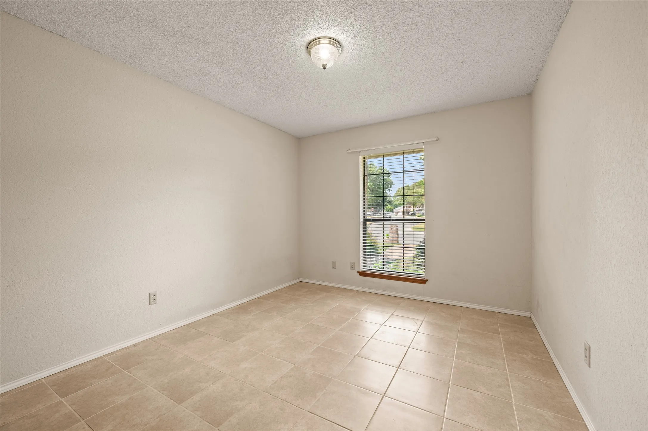 Single Family Residence For Sale in Tarrant County , 5433 Dana Point Drive, Arlington, Texas 76017, 3 Bedroom, 2 Bathroom, 2 Garage spaces, 1,779 Sqft, built in 1984, mls#21389496, Real Estate Agent in Arlington, Homes For Sale in Tarrant county, Homes For Sale in Arlington, Realtor in Arlington Texas, Real Estate Brokerage Independent Realty Texas, Luminita Cordes Realtor