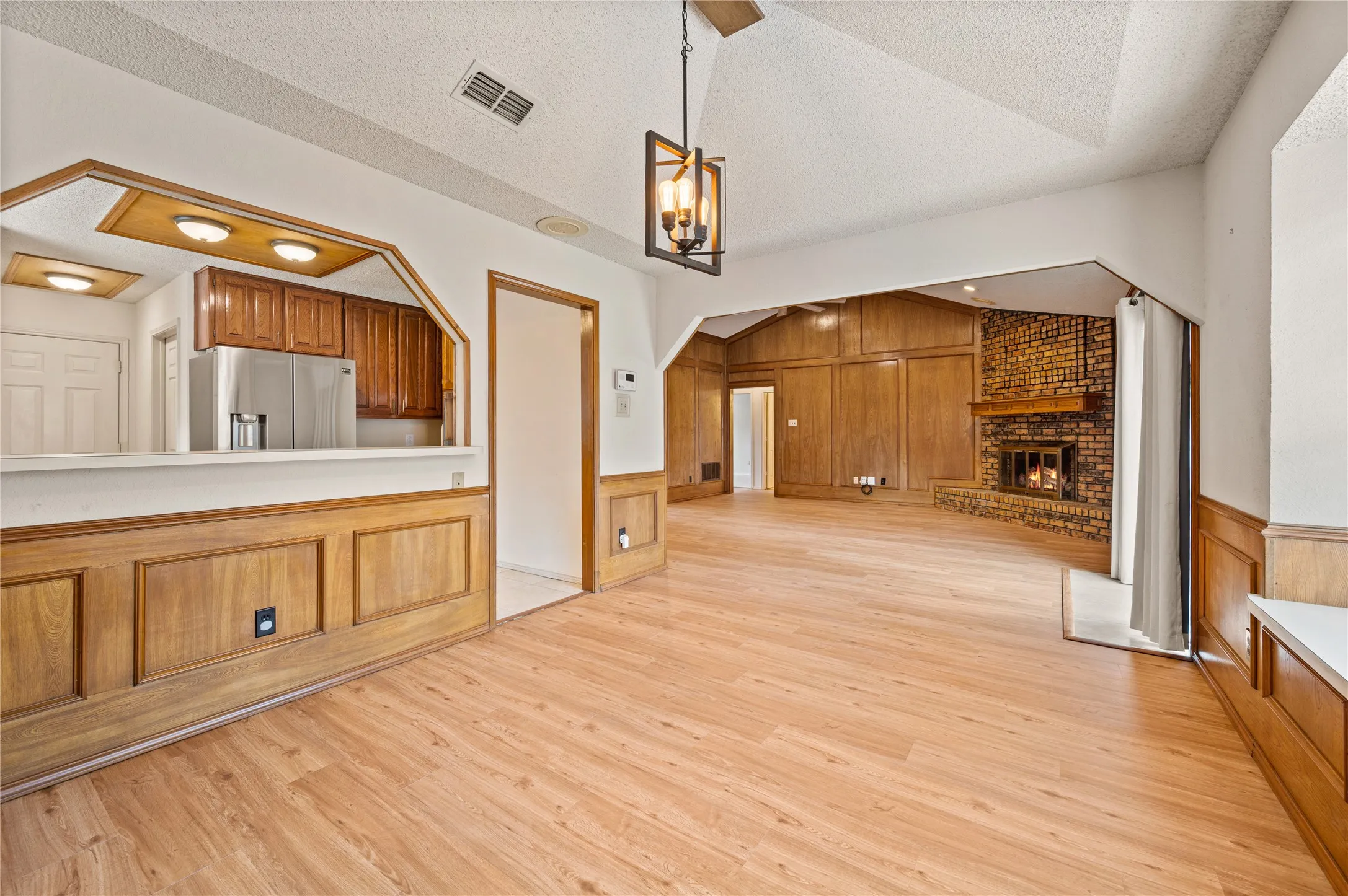 Single Family Residence For Sale in Tarrant County , 5433 Dana Point Drive, Arlington, Texas 76017, 3 Bedroom, 2 Bathroom, 2 Garage spaces, 1,779 Sqft, built in 1984, mls#21389496, Real Estate Agent in Arlington, Homes For Sale in Tarrant county, Homes For Sale in Arlington, Realtor in Arlington Texas, Real Estate Brokerage Independent Realty Texas, Luminita Cordes Realtor