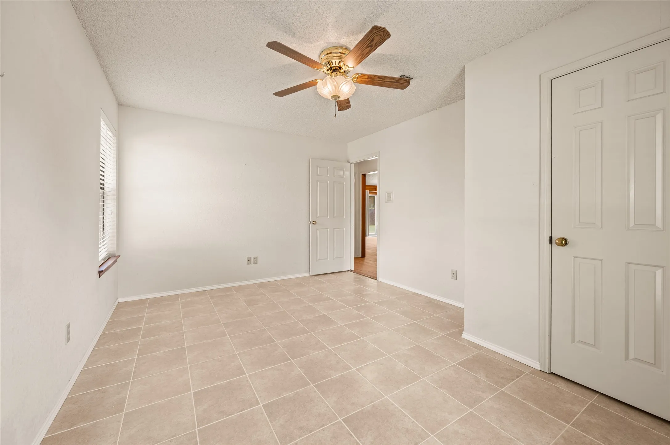 Single Family Residence For Sale in Tarrant County , 5433 Dana Point Drive, Arlington, Texas 76017, 3 Bedroom, 2 Bathroom, 2 Garage spaces, 1,779 Sqft, built in 1984, mls#21389496, Real Estate Agent in Arlington, Homes For Sale in Tarrant county, Homes For Sale in Arlington, Realtor in Arlington Texas, Real Estate Brokerage Independent Realty Texas, Luminita Cordes Realtor