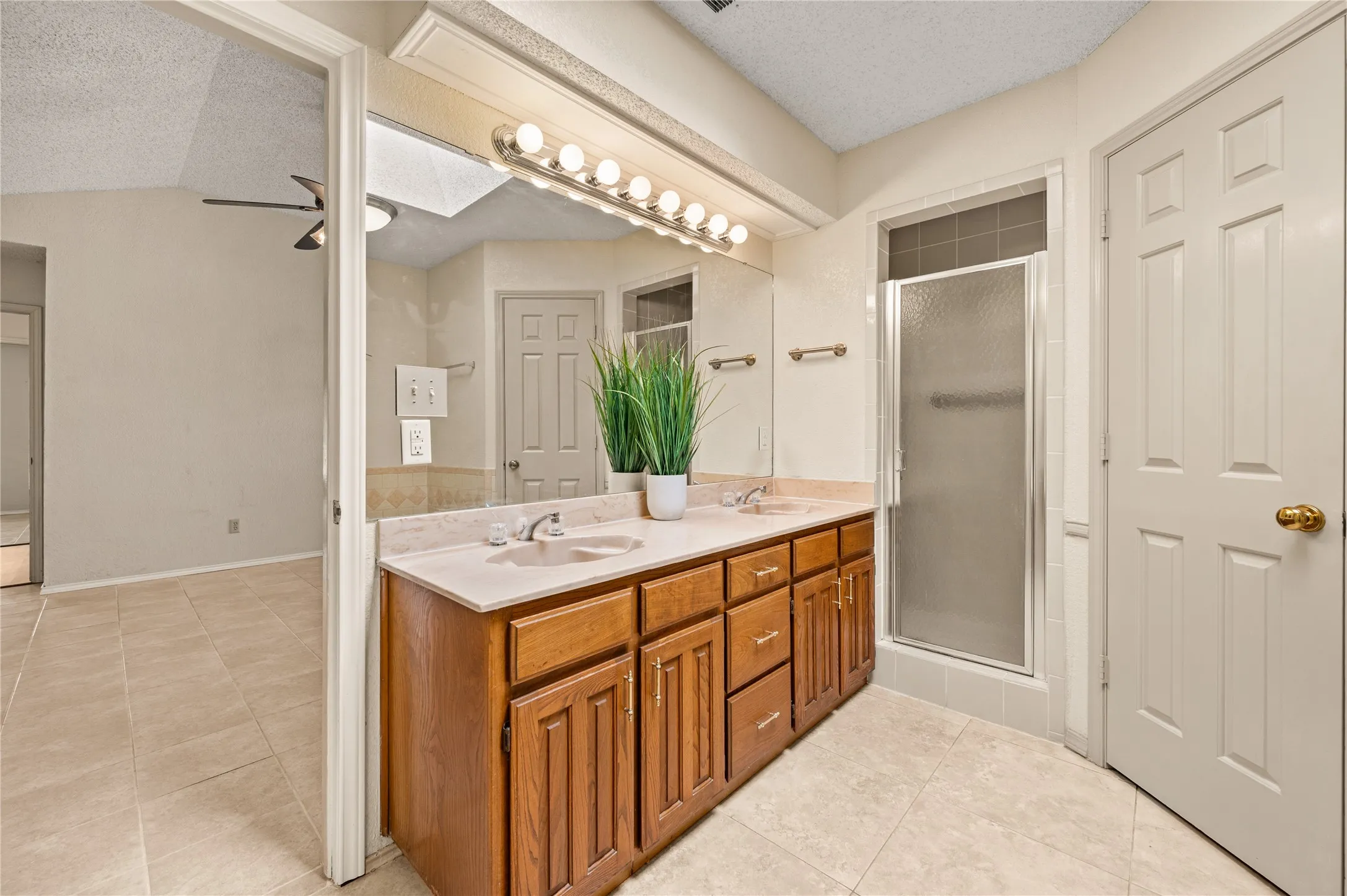Single Family Residence For Sale in Tarrant County , 5433 Dana Point Drive, Arlington, Texas 76017, 3 Bedroom, 2 Bathroom, 2 Garage spaces, 1,779 Sqft, built in 1984, mls#21389496, Real Estate Agent in Arlington, Homes For Sale in Tarrant county, Homes For Sale in Arlington, Realtor in Arlington Texas, Real Estate Brokerage Independent Realty Texas, Luminita Cordes Realtor