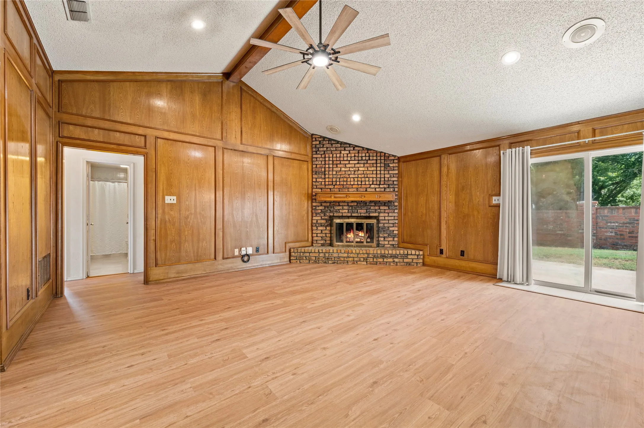 Single Family Residence For Sale in Tarrant County , 5433 Dana Point Drive, Arlington, Texas 76017, 3 Bedroom, 2 Bathroom, 2 Garage spaces, 1,779 Sqft, built in 1984, mls#21389496, Real Estate Agent in Arlington, Homes For Sale in Tarrant county, Homes For Sale in Arlington, Realtor in Arlington Texas, Real Estate Brokerage Independent Realty Texas, Luminita Cordes Realtor