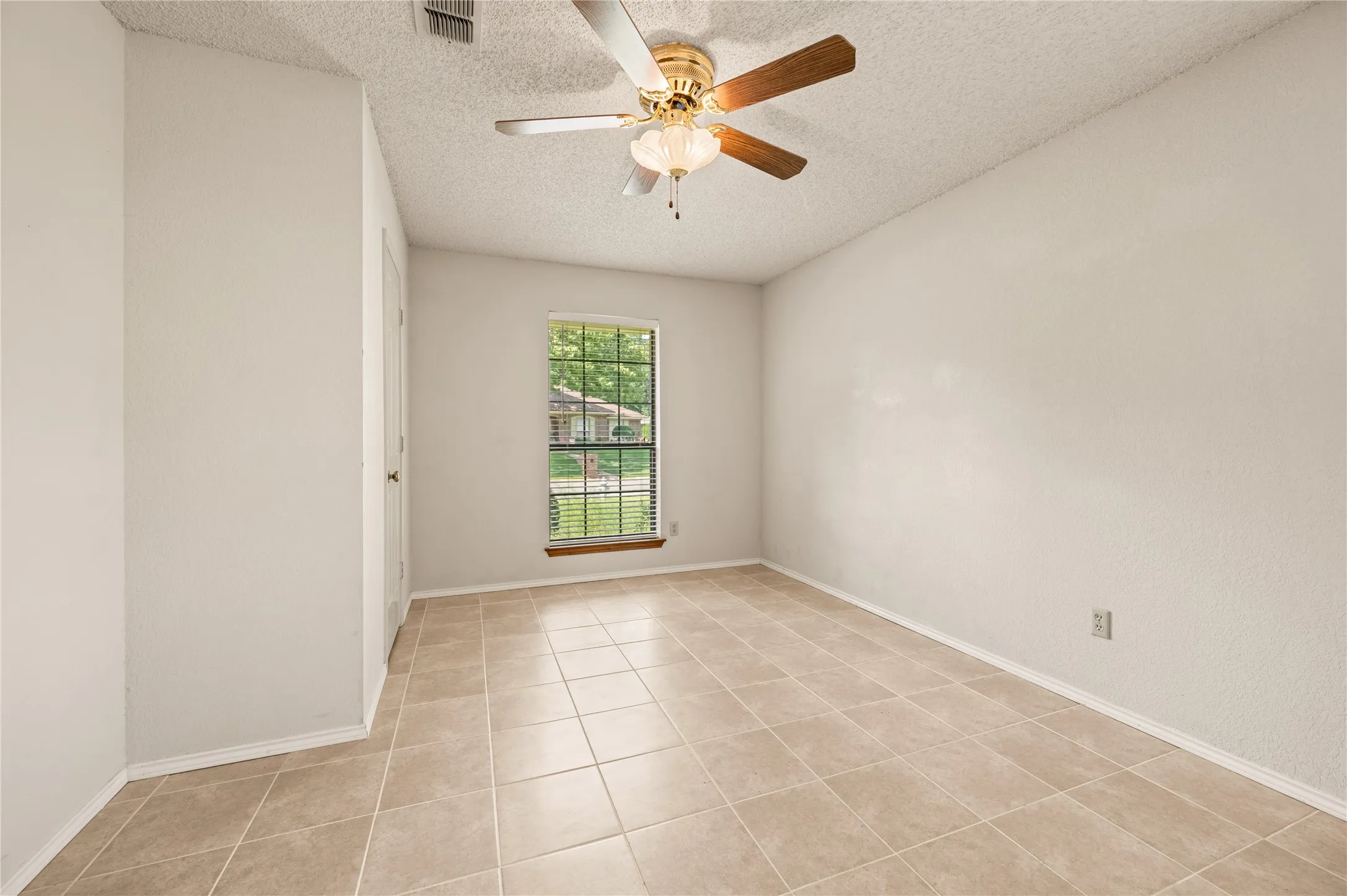Single Family Residence For Sale in Tarrant County , 5433 Dana Point Drive, Arlington, Texas 76017, 3 Bedroom, 2 Bathroom, 2 Garage spaces, 1,779 Sqft, built in 1984, mls#21389496, Real Estate Agent in Arlington, Homes For Sale in Tarrant county, Homes For Sale in Arlington, Realtor in Arlington Texas, Real Estate Brokerage Independent Realty Texas, Luminita Cordes Realtor