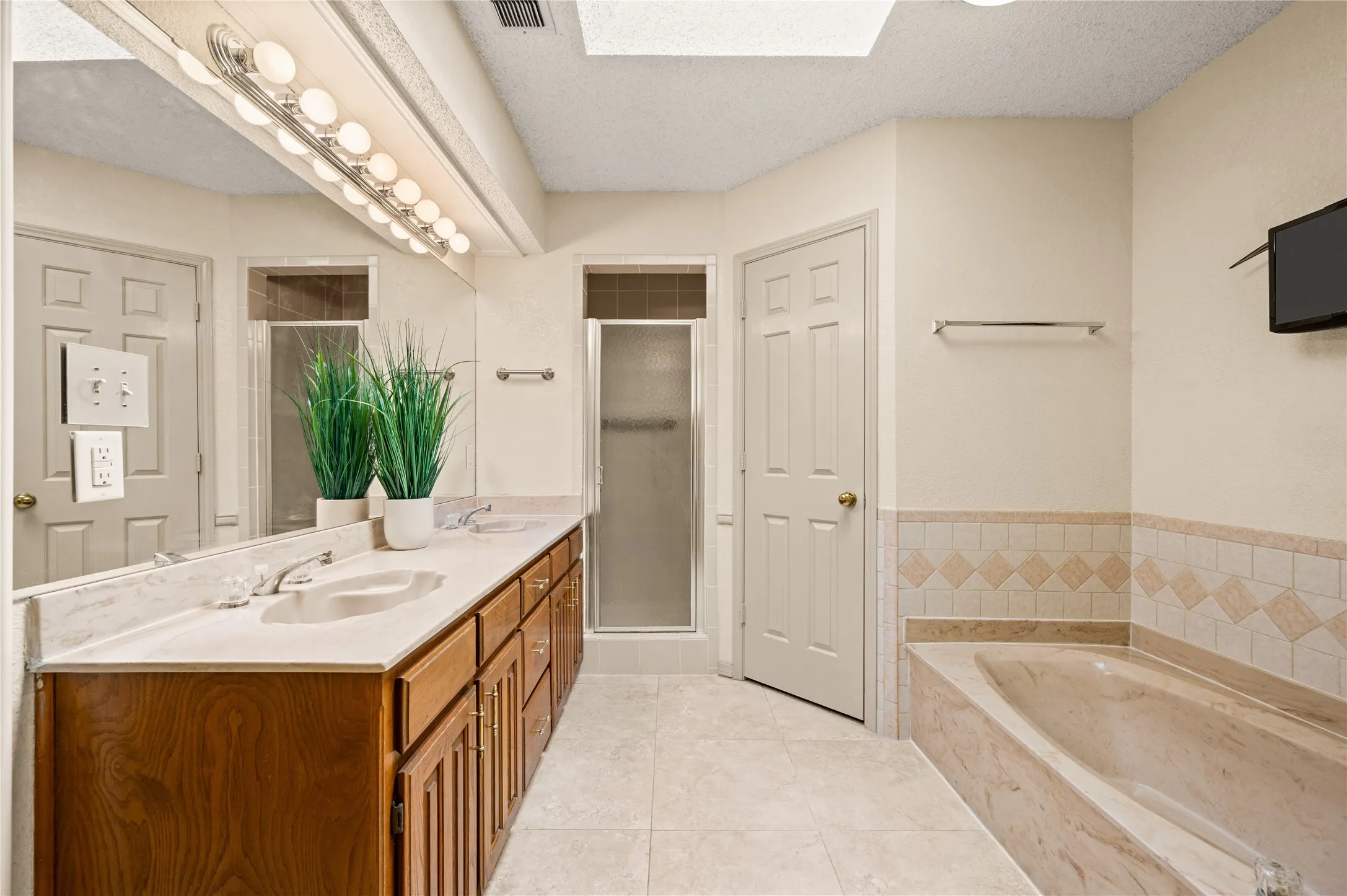 Single Family Residence For Sale in Tarrant County , 5433 Dana Point Drive, Arlington, Texas 76017, 3 Bedroom, 2 Bathroom, 2 Garage spaces, 1,779 Sqft, built in 1984, mls#21389496, Real Estate Agent in Arlington, Homes For Sale in Tarrant county, Homes For Sale in Arlington, Realtor in Arlington Texas, Real Estate Brokerage Independent Realty Texas, Luminita Cordes Realtor