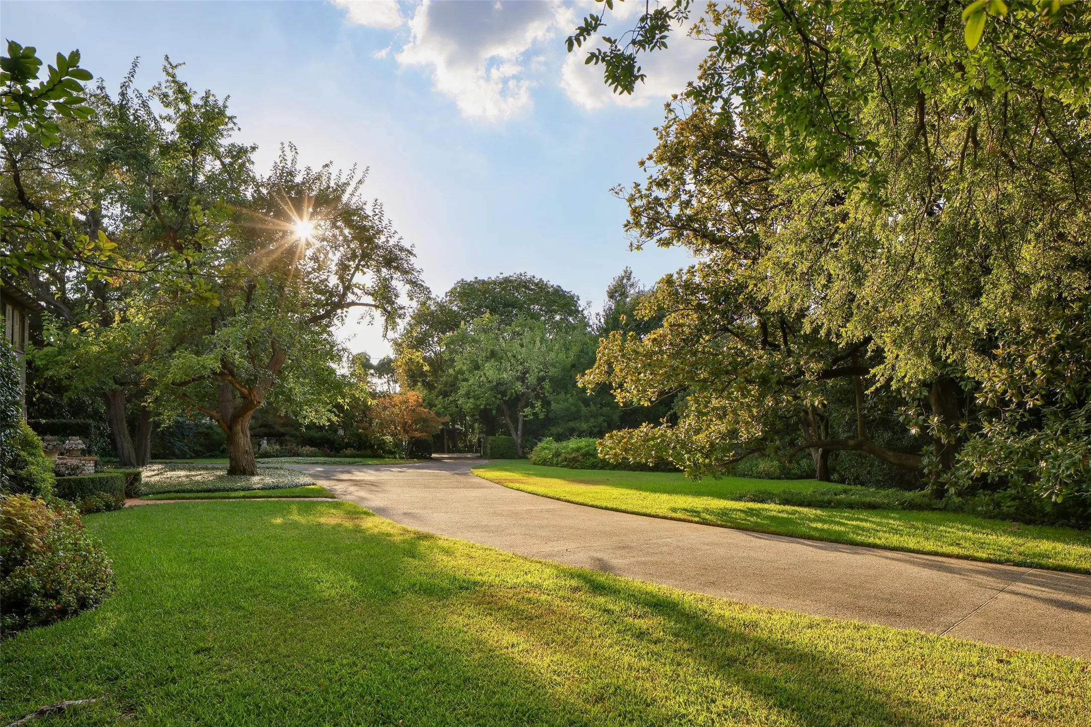 Single Family Residence For Sale in Dallas County , 5310 Park Lane, Dallas, Texas 75220, 4 Bedroom, 5 Bathroom, 2 Garage spaces, 7,354 Sqft, built in 1939, mls#21391763, Real Estate Agent in Dallas, Homes For Sale in Dallas county, Homes For Sale in Dallas, Realtor in Dallas Texas, Real Estate Brokerage Independent Realty Texas, Luminita Cordes Realtor