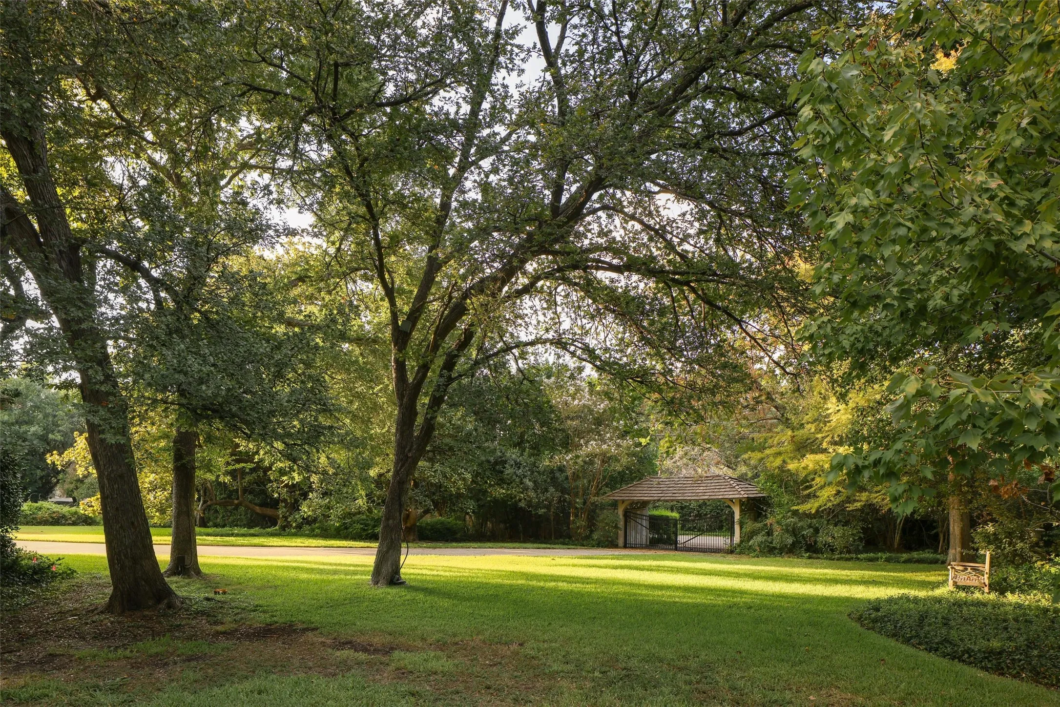 Single Family Residence For Sale in Dallas County , 5310 Park Lane, Dallas, Texas 75220, 4 Bedroom, 5 Bathroom, 2 Garage spaces, 7,354 Sqft, built in 1939, mls#21391763, Real Estate Agent in Dallas, Homes For Sale in Dallas county, Homes For Sale in Dallas, Realtor in Dallas Texas, Real Estate Brokerage Independent Realty Texas, Luminita Cordes Realtor