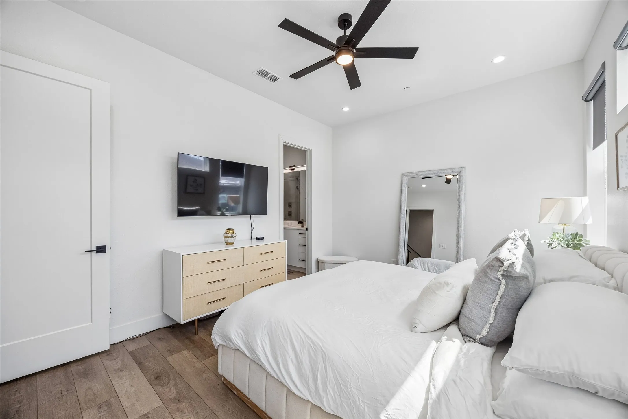 Condominium For Rent in Dallas County , 1865 Summit Avenue 102, Dallas, Texas 75206, 2 Bedroom, 3 Bathroom, 2 Garage spaces, 1,524 Sqft, built in 2019, mls#21388890, Real Estate Agent in Dallas, Homes For Rent in Dallas county, Homes For Rent in Dallas, Realtor in Dallas Texas, Real Estate Brokerage Independent Realty Texas, Luminita Cordes Realtor