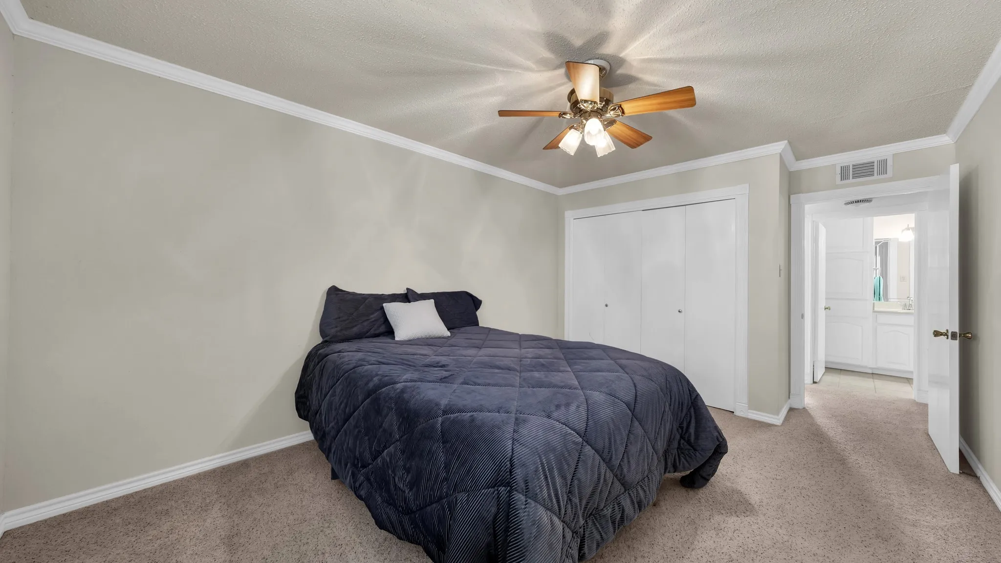 Condominium For Sale in Hood County , 4313 Crescent Drive 5, Granbury, Texas 76049, 2 Bedroom, 2 Bathroom, 1 Garage spaces, 1,424 Sqft, built in 1973, mls#21389961, Real Estate Agent in Granbury, Homes For Sale in Hood county, Homes For Sale in Granbury, Realtor in Granbury Texas, Real Estate Brokerage Independent Realty Texas, Luminita Cordes Realtor
