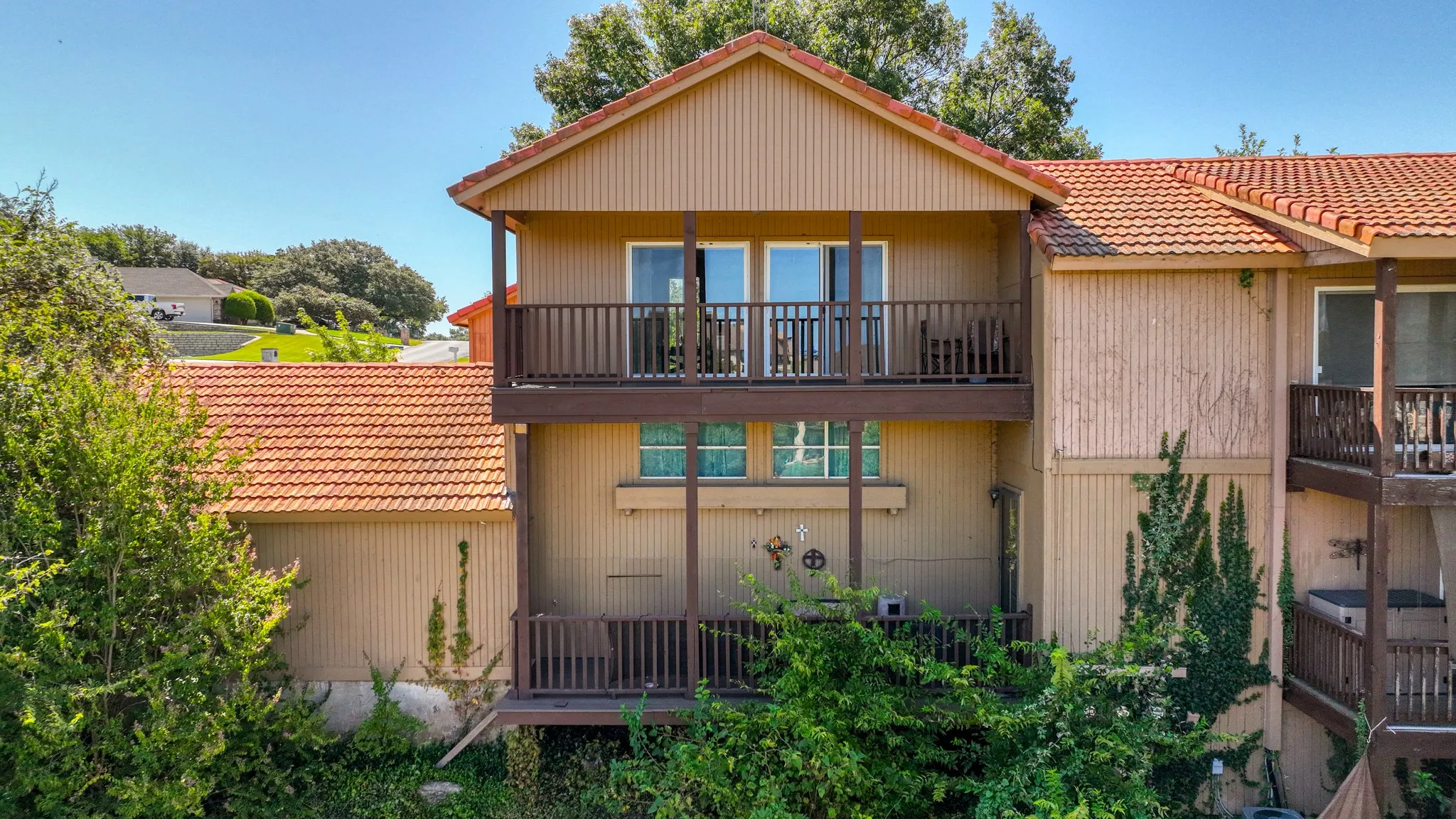 Condominium For Sale in Hood County , 4313 Crescent Drive 5, Granbury, Texas 76049, 2 Bedroom, 2 Bathroom, 1 Garage spaces, 1,424 Sqft, built in 1973, mls#21389961, Real Estate Agent in Granbury, Homes For Sale in Hood county, Homes For Sale in Granbury, Realtor in Granbury Texas, Real Estate Brokerage Independent Realty Texas, Luminita Cordes Realtor
