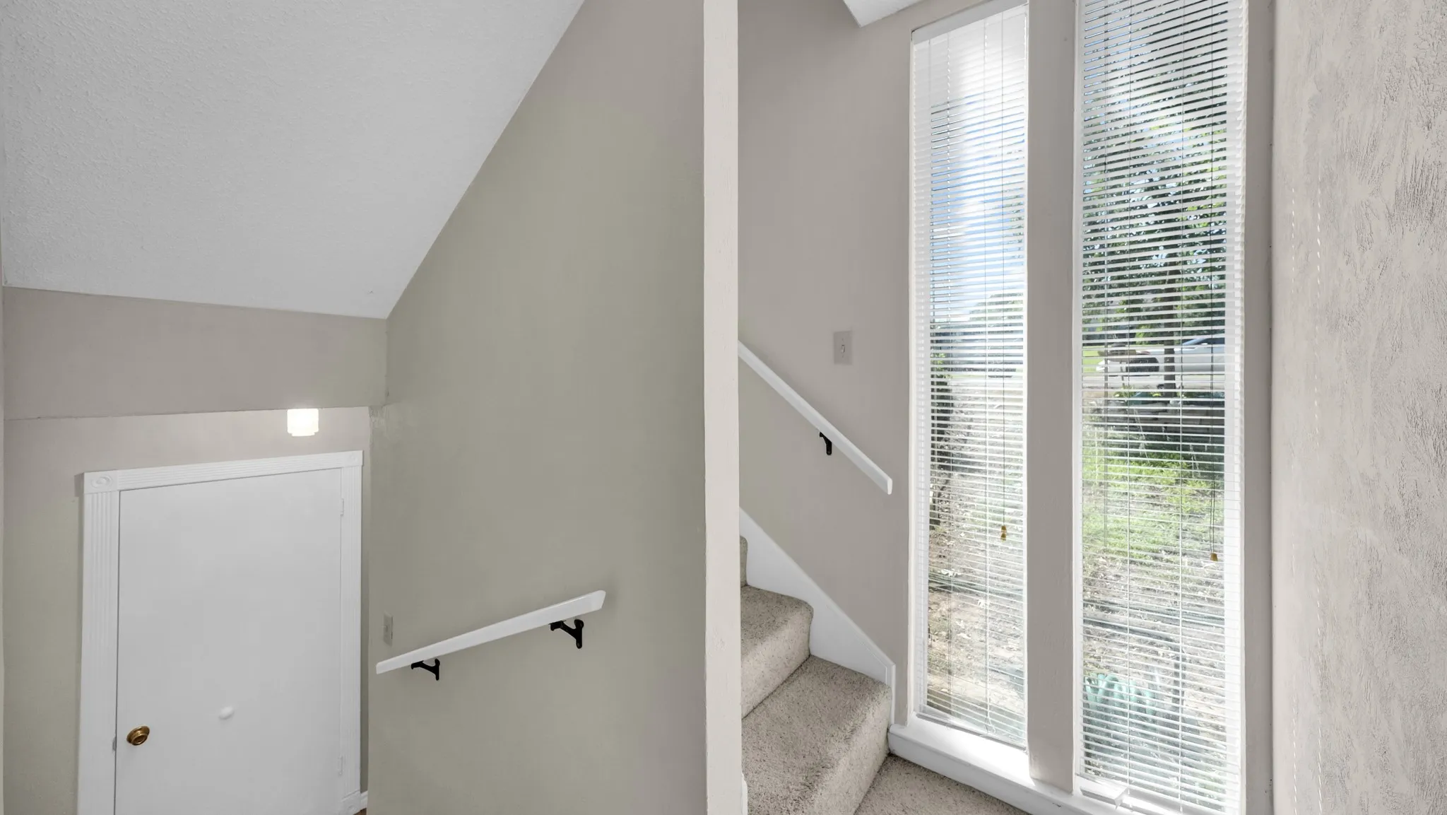 Condominium For Sale in Hood County , 4313 Crescent Drive 5, Granbury, Texas 76049, 2 Bedroom, 2 Bathroom, 1 Garage spaces, 1,424 Sqft, built in 1973, mls#21389961, Real Estate Agent in Granbury, Homes For Sale in Hood county, Homes For Sale in Granbury, Realtor in Granbury Texas, Real Estate Brokerage Independent Realty Texas, Luminita Cordes Realtor