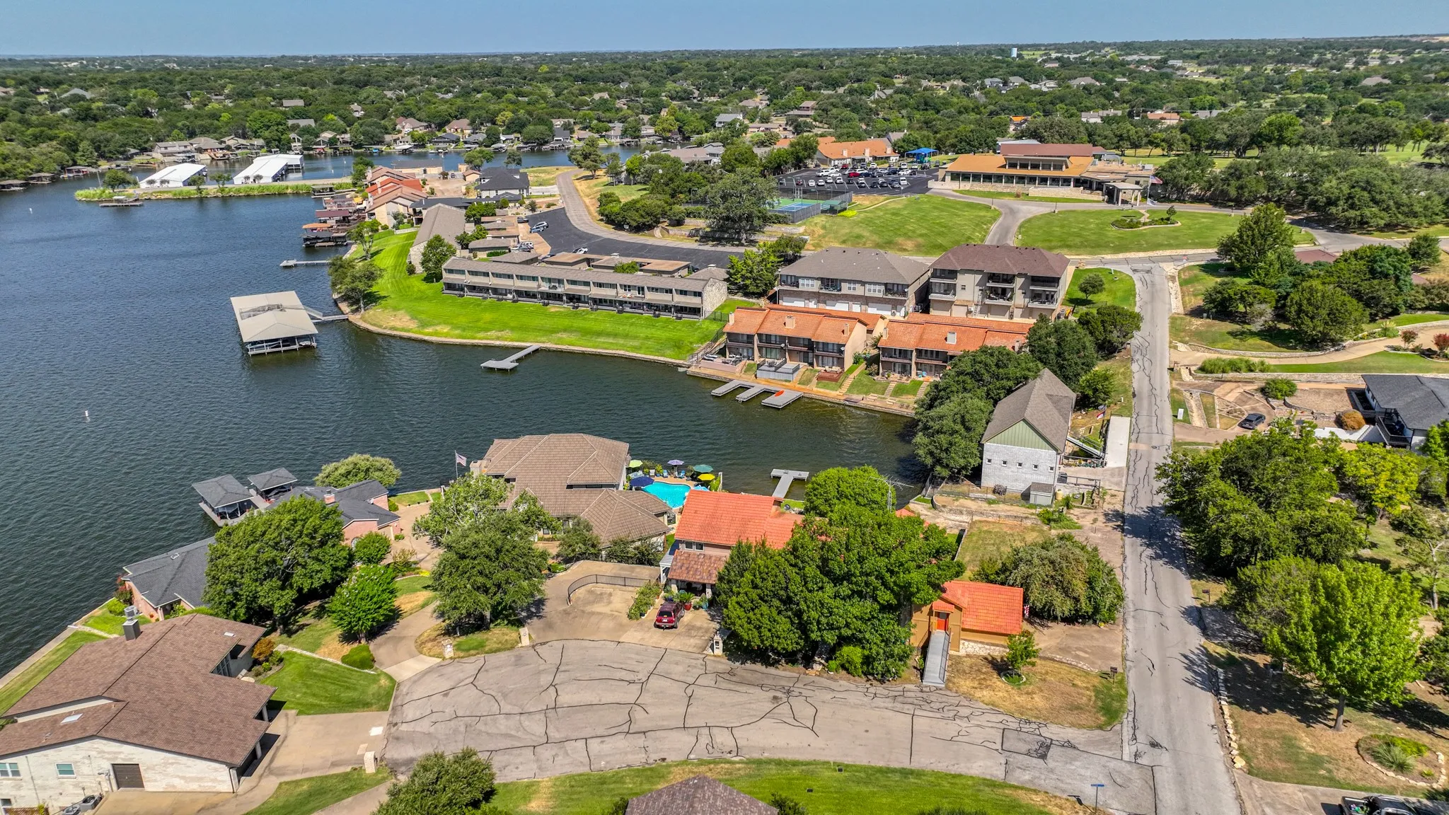 Condominium For Sale in Hood County , 4313 Crescent Drive 5, Granbury, Texas 76049, 2 Bedroom, 2 Bathroom, 1 Garage spaces, 1,424 Sqft, built in 1973, mls#21389961, Real Estate Agent in Granbury, Homes For Sale in Hood county, Homes For Sale in Granbury, Realtor in Granbury Texas, Real Estate Brokerage Independent Realty Texas, Luminita Cordes Realtor