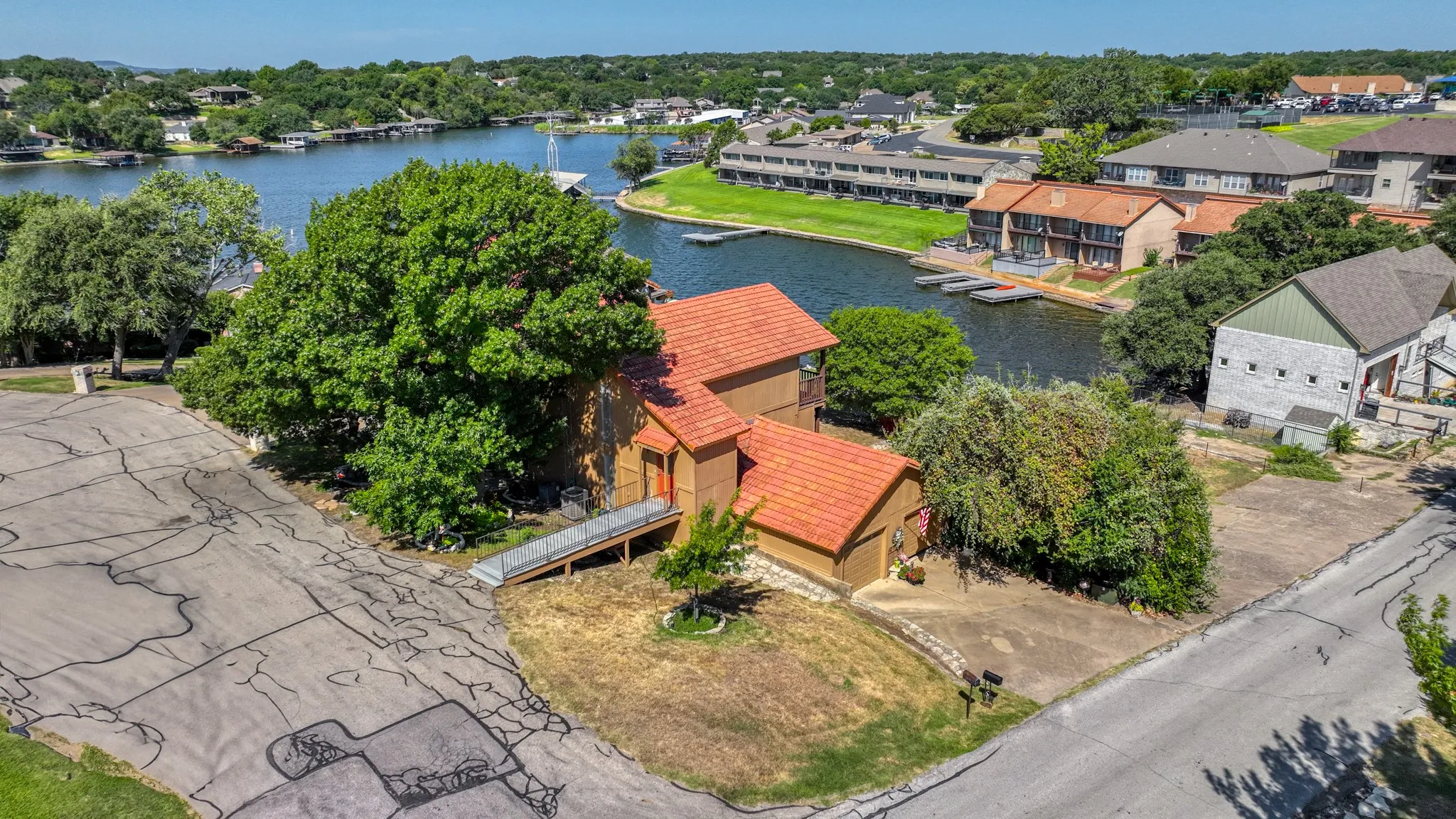 Condominium For Sale in Hood County , 4313 Crescent Drive 5, Granbury, Texas 76049, 2 Bedroom, 2 Bathroom, 1 Garage spaces, 1,424 Sqft, built in 1973, mls#21389961, Real Estate Agent in Granbury, Homes For Sale in Hood county, Homes For Sale in Granbury, Realtor in Granbury Texas, Real Estate Brokerage Independent Realty Texas, Luminita Cordes Realtor