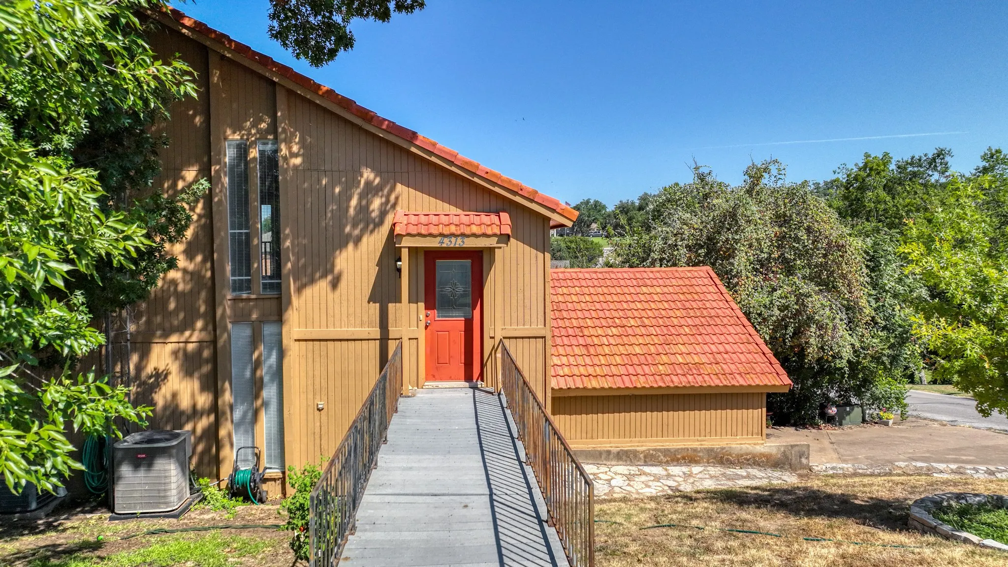 Condominium For Sale in Hood County , 4313 Crescent Drive 5, Granbury, Texas 76049, 2 Bedroom, 2 Bathroom, 1 Garage spaces, 1,424 Sqft, built in 1973, mls#21389961, Real Estate Agent in Granbury, Homes For Sale in Hood county, Homes For Sale in Granbury, Realtor in Granbury Texas, Real Estate Brokerage Independent Realty Texas, Luminita Cordes Realtor