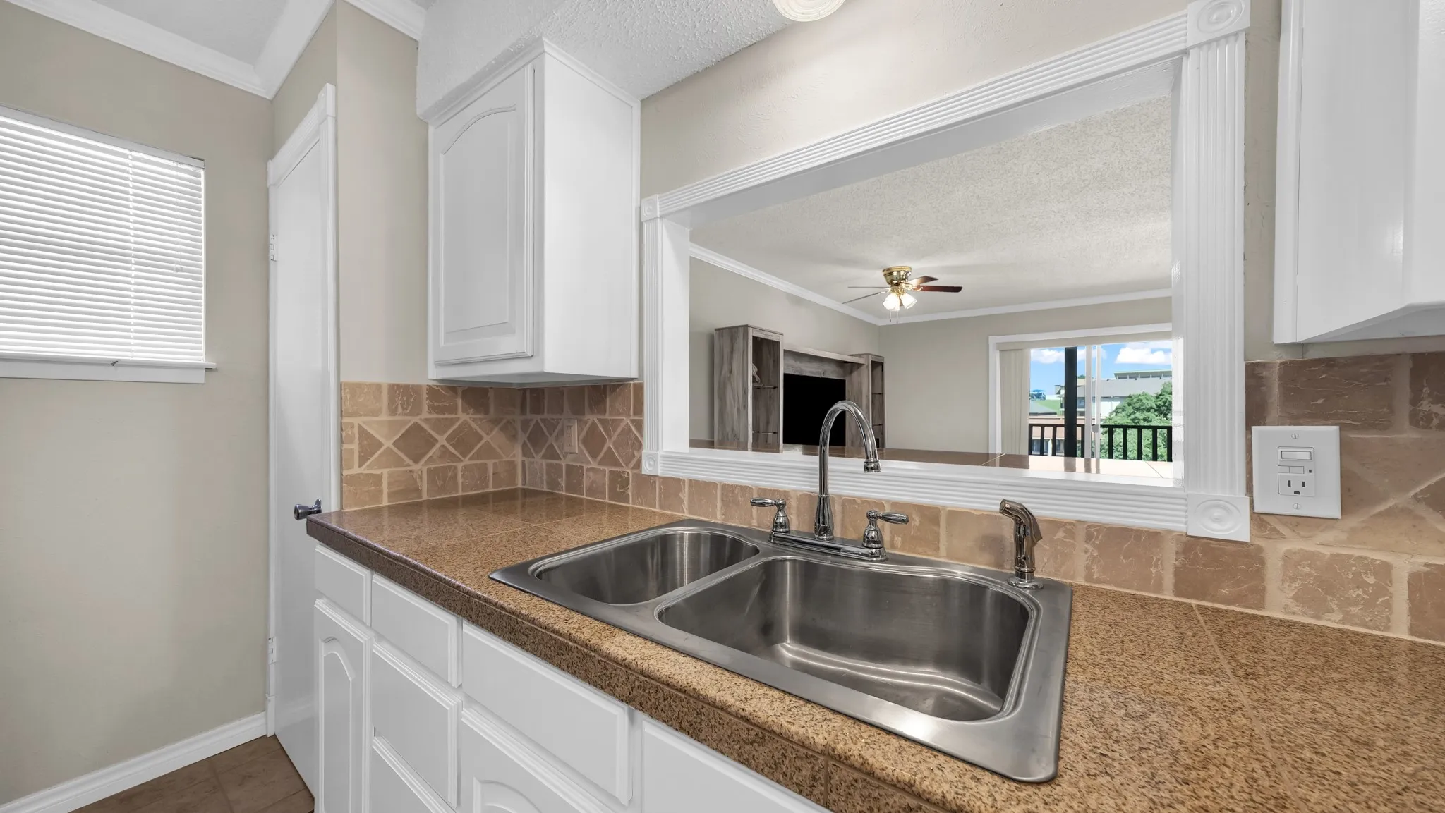 Condominium For Sale in Hood County , 4313 Crescent Drive 5, Granbury, Texas 76049, 2 Bedroom, 2 Bathroom, 1 Garage spaces, 1,424 Sqft, built in 1973, mls#21389961, Real Estate Agent in Granbury, Homes For Sale in Hood county, Homes For Sale in Granbury, Realtor in Granbury Texas, Real Estate Brokerage Independent Realty Texas, Luminita Cordes Realtor