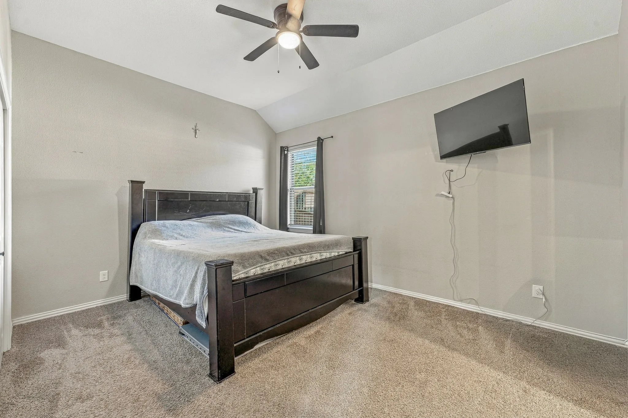 Vaulted ceiling with an integrated ceiling fan and light fixture