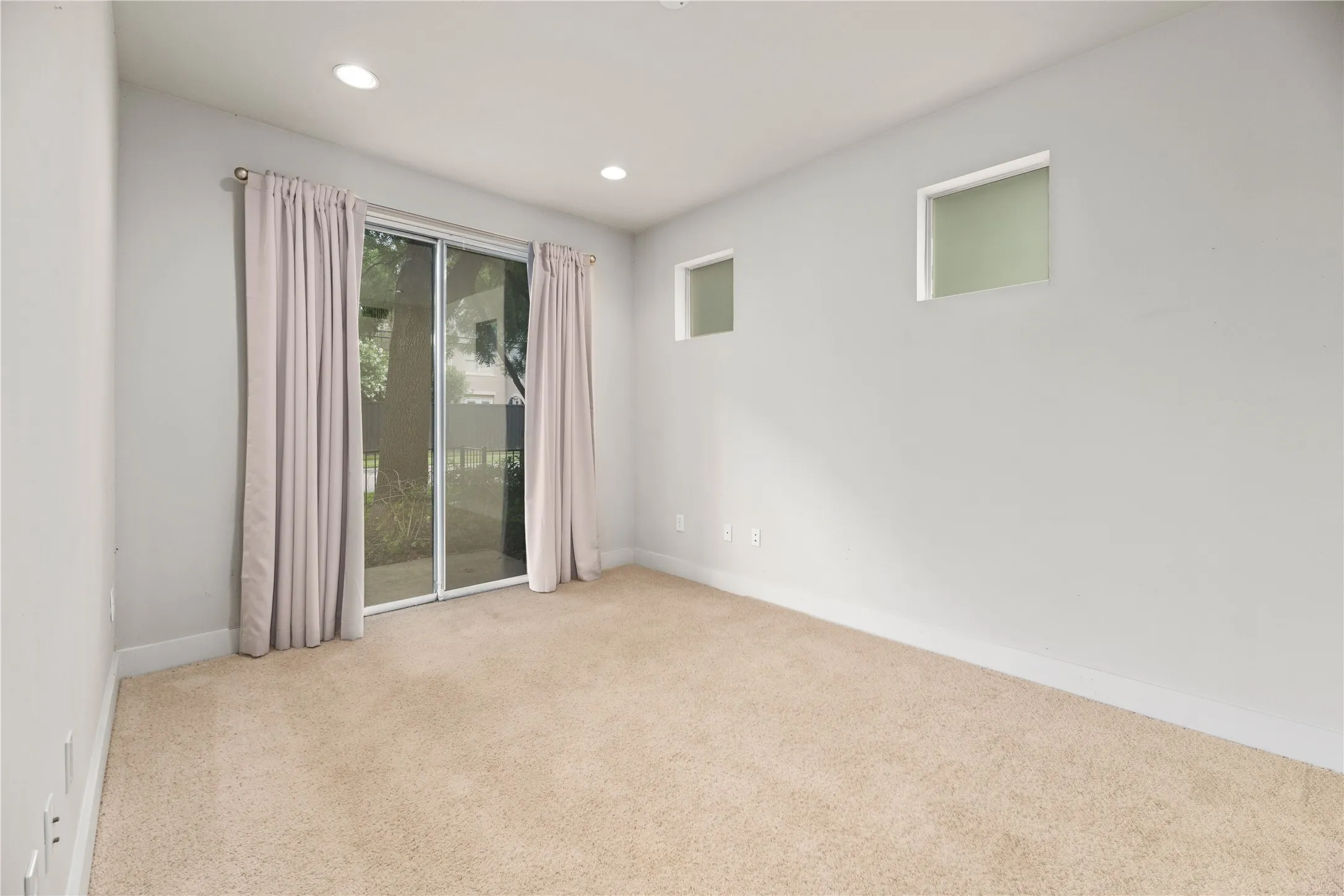 Condominium For Rent in Dallas County , 4239 Rawlins Street 7, Dallas, Texas 75219, 3 Bedroom, 4 Bathroom, 2 Garage spaces, 2,029 Sqft, built in 2005, mls#21391419, Real Estate Agent in Dallas, Homes For Rent in Dallas county, Homes For Rent in Dallas, Realtor in Dallas Texas, Real Estate Brokerage Independent Realty Texas, Luminita Cordes Realtor