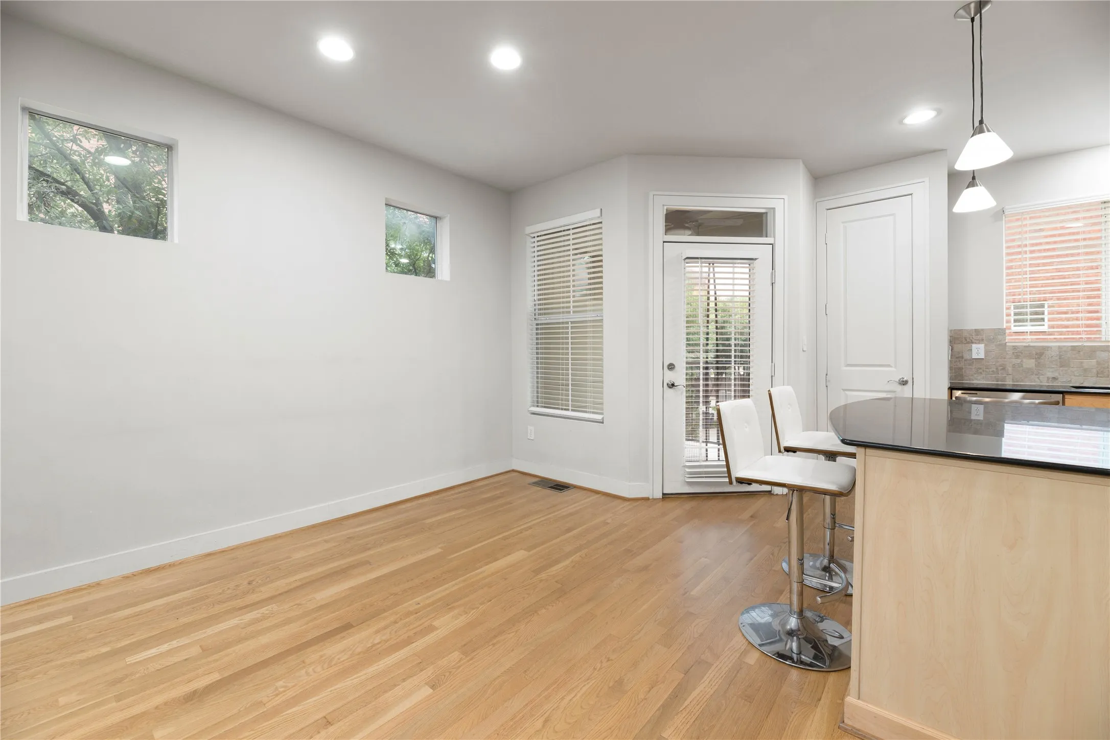Condominium For Rent in Dallas County , 4239 Rawlins Street 7, Dallas, Texas 75219, 3 Bedroom, 4 Bathroom, 2 Garage spaces, 2,029 Sqft, built in 2005, mls#21391419, Real Estate Agent in Dallas, Homes For Rent in Dallas county, Homes For Rent in Dallas, Realtor in Dallas Texas, Real Estate Brokerage Independent Realty Texas, Luminita Cordes Realtor