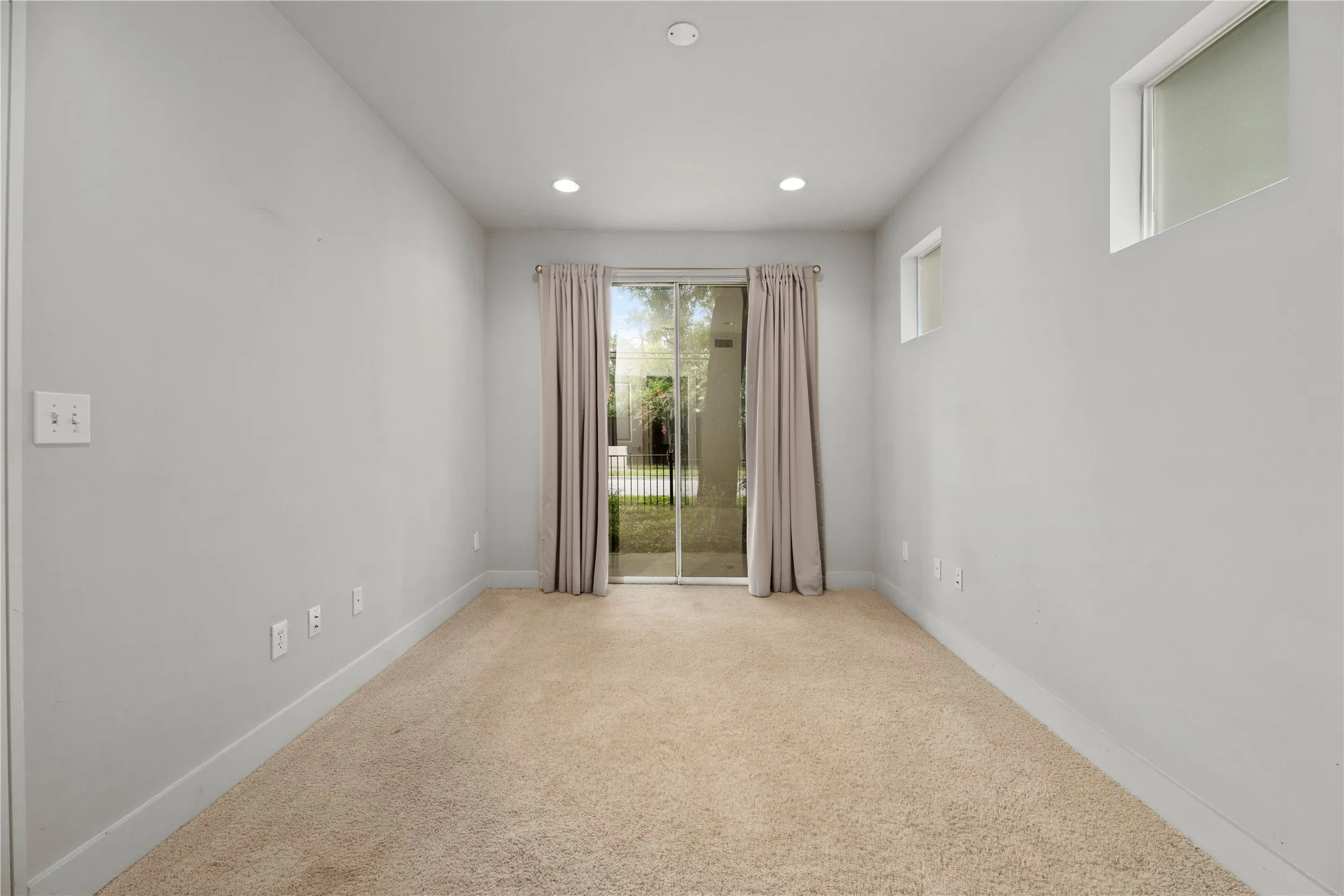 Condominium For Rent in Dallas County , 4239 Rawlins Street 7, Dallas, Texas 75219, 3 Bedroom, 4 Bathroom, 2 Garage spaces, 2,029 Sqft, built in 2005, mls#21391419, Real Estate Agent in Dallas, Homes For Rent in Dallas county, Homes For Rent in Dallas, Realtor in Dallas Texas, Real Estate Brokerage Independent Realty Texas, Luminita Cordes Realtor