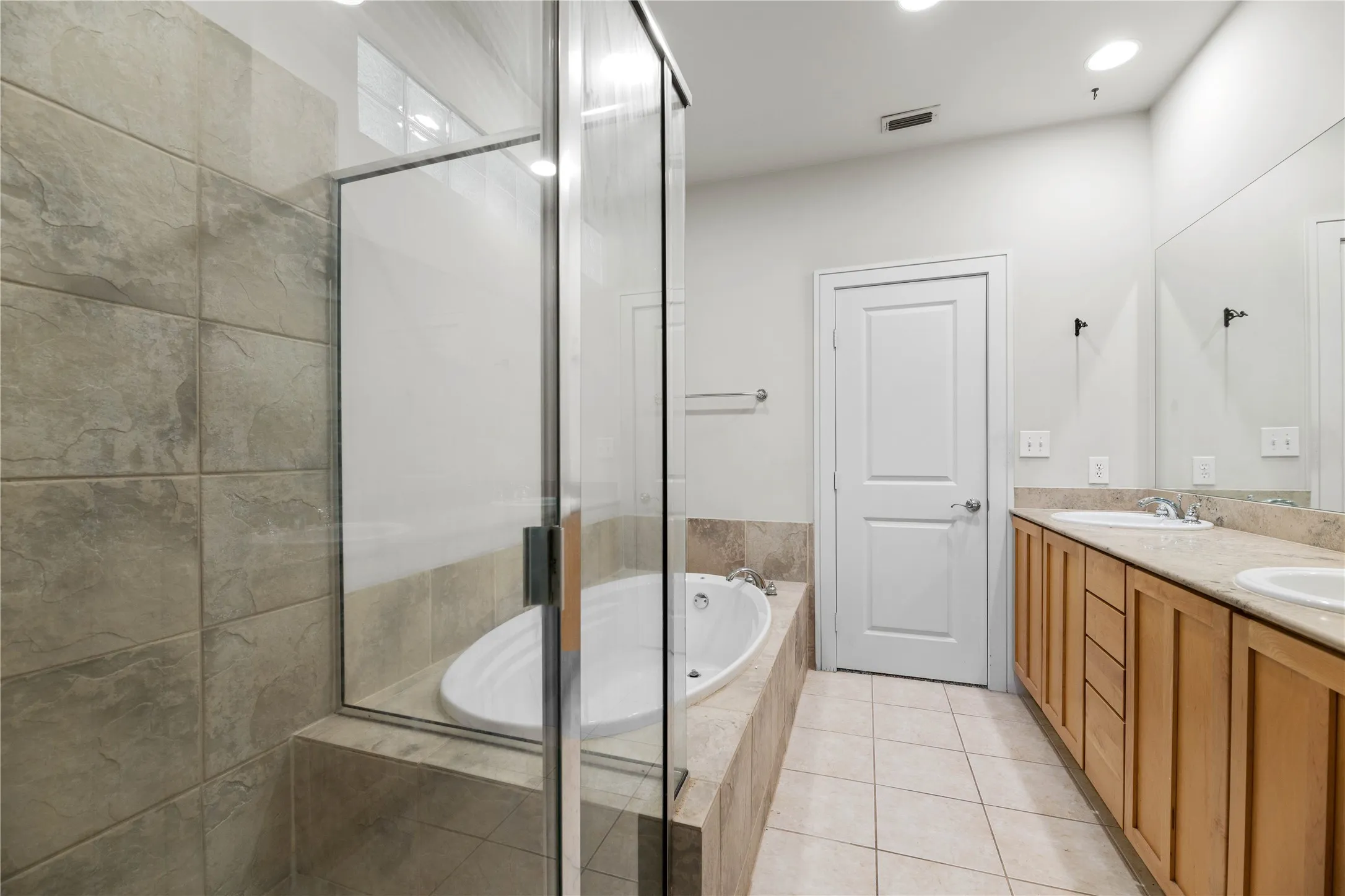 Condominium For Rent in Dallas County , 4239 Rawlins Street 7, Dallas, Texas 75219, 3 Bedroom, 4 Bathroom, 2 Garage spaces, 2,029 Sqft, built in 2005, mls#21391419, Real Estate Agent in Dallas, Homes For Rent in Dallas county, Homes For Rent in Dallas, Realtor in Dallas Texas, Real Estate Brokerage Independent Realty Texas, Luminita Cordes Realtor