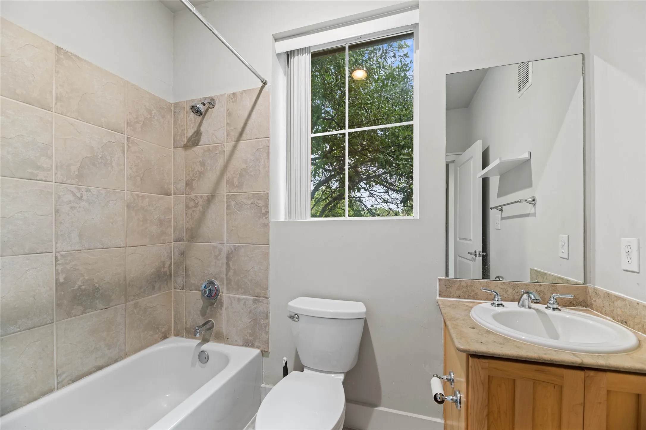 Condominium For Rent in Dallas County , 4239 Rawlins Street 7, Dallas, Texas 75219, 3 Bedroom, 4 Bathroom, 2 Garage spaces, 2,029 Sqft, built in 2005, mls#21391419, Real Estate Agent in Dallas, Homes For Rent in Dallas county, Homes For Rent in Dallas, Realtor in Dallas Texas, Real Estate Brokerage Independent Realty Texas, Luminita Cordes Realtor