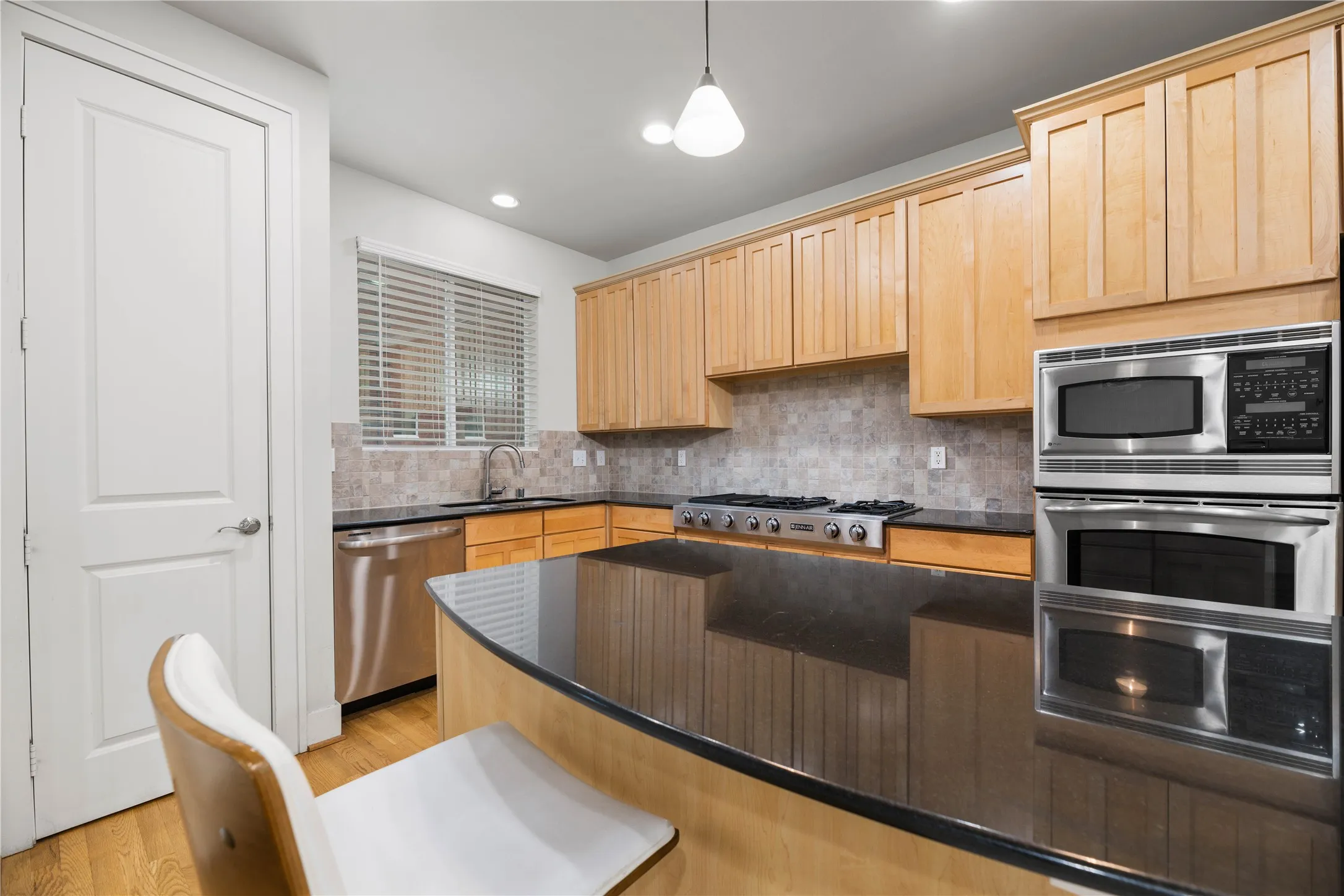 Condominium For Rent in Dallas County , 4239 Rawlins Street 7, Dallas, Texas 75219, 3 Bedroom, 4 Bathroom, 2 Garage spaces, 2,029 Sqft, built in 2005, mls#21391419, Real Estate Agent in Dallas, Homes For Rent in Dallas county, Homes For Rent in Dallas, Realtor in Dallas Texas, Real Estate Brokerage Independent Realty Texas, Luminita Cordes Realtor