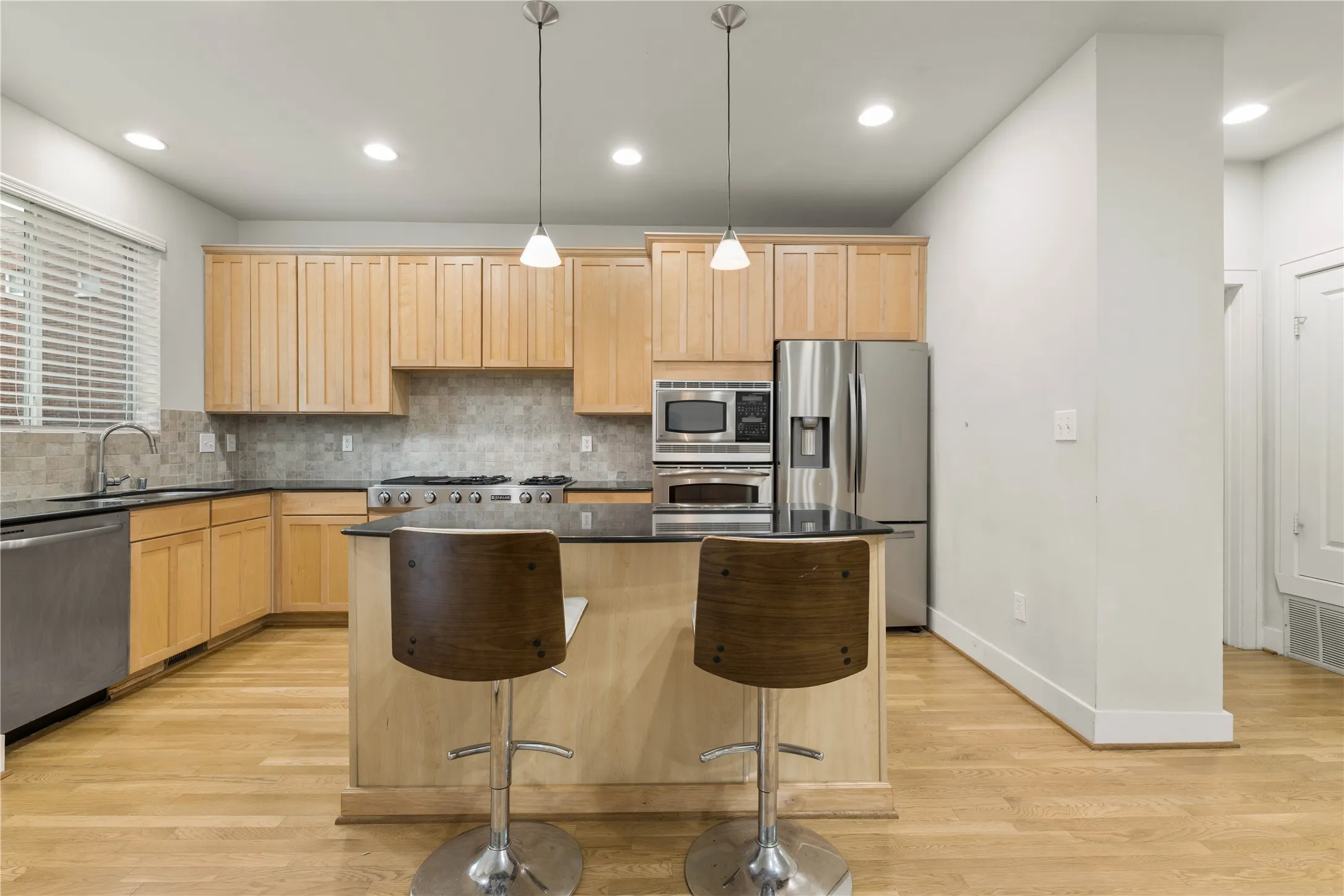 Condominium For Rent in Dallas County , 4239 Rawlins Street 7, Dallas, Texas 75219, 3 Bedroom, 4 Bathroom, 2 Garage spaces, 2,029 Sqft, built in 2005, mls#21391419, Real Estate Agent in Dallas, Homes For Rent in Dallas county, Homes For Rent in Dallas, Realtor in Dallas Texas, Real Estate Brokerage Independent Realty Texas, Luminita Cordes Realtor