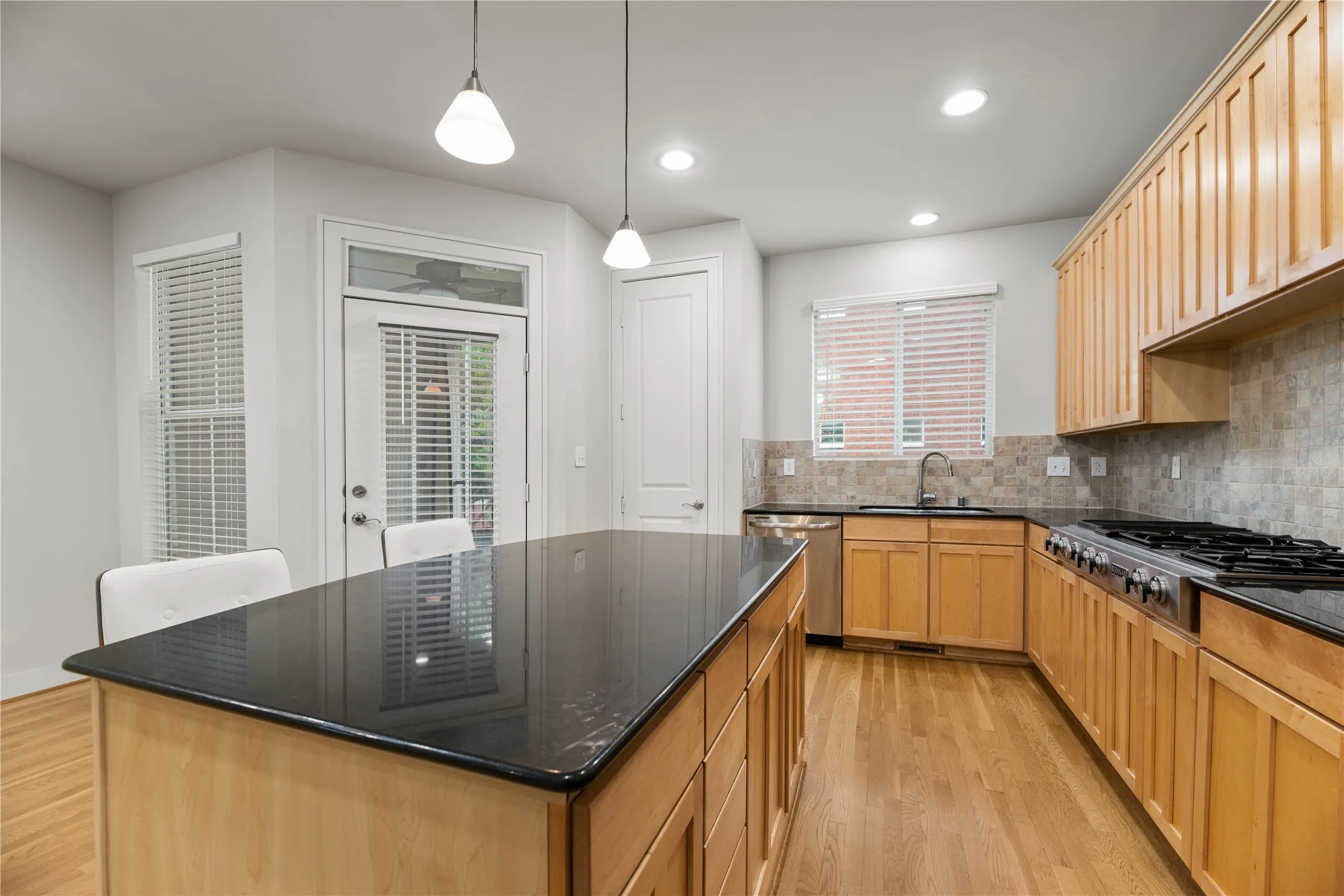 Condominium For Rent in Dallas County , 4239 Rawlins Street 7, Dallas, Texas 75219, 3 Bedroom, 4 Bathroom, 2 Garage spaces, 2,029 Sqft, built in 2005, mls#21391419, Real Estate Agent in Dallas, Homes For Rent in Dallas county, Homes For Rent in Dallas, Realtor in Dallas Texas, Real Estate Brokerage Independent Realty Texas, Luminita Cordes Realtor