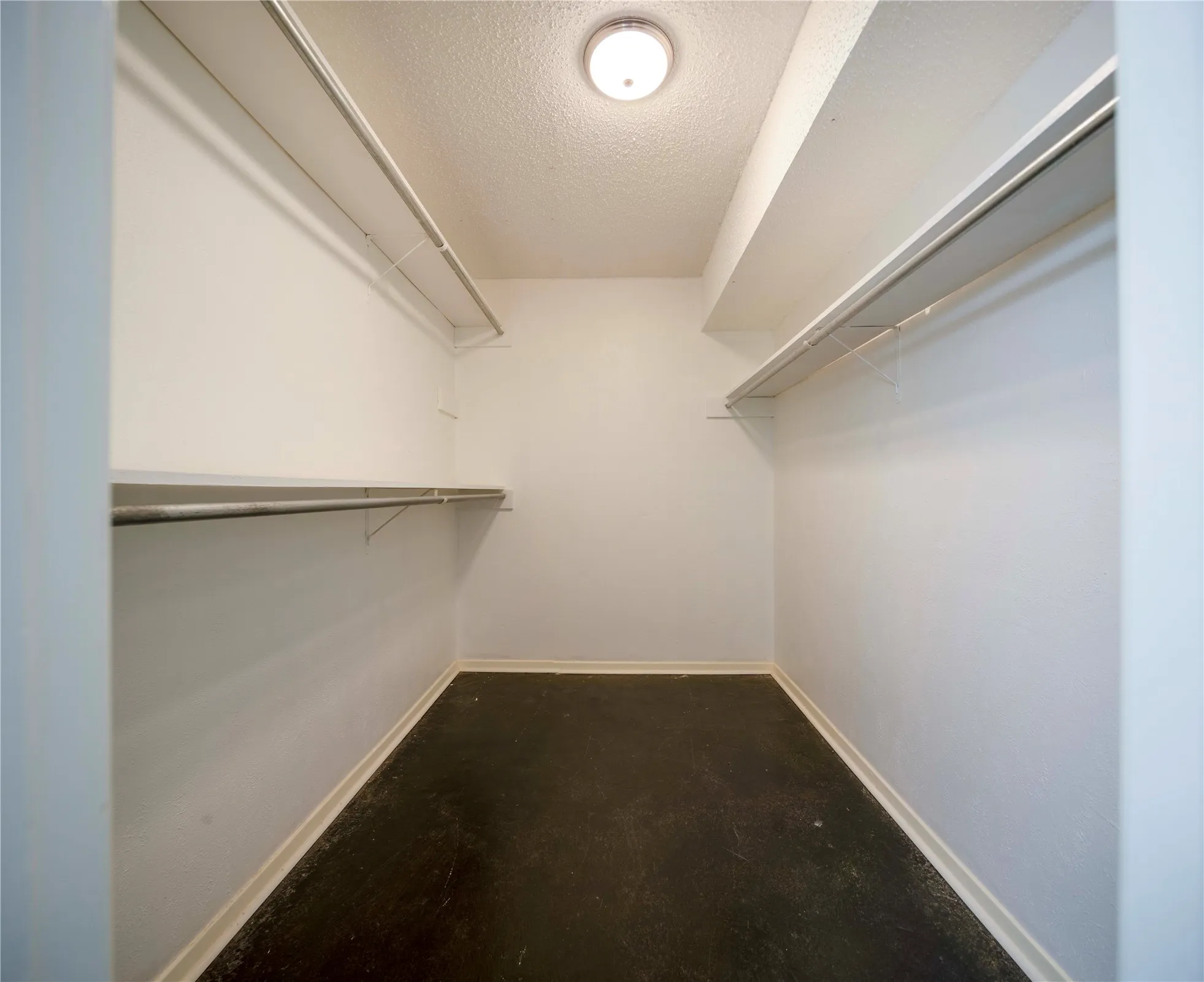 Integrated wire shelving and hanging​​‌​​​​‌​​‌‌​‌‌​​​‌‌​‌​‌​‌​​​‌​​ rods