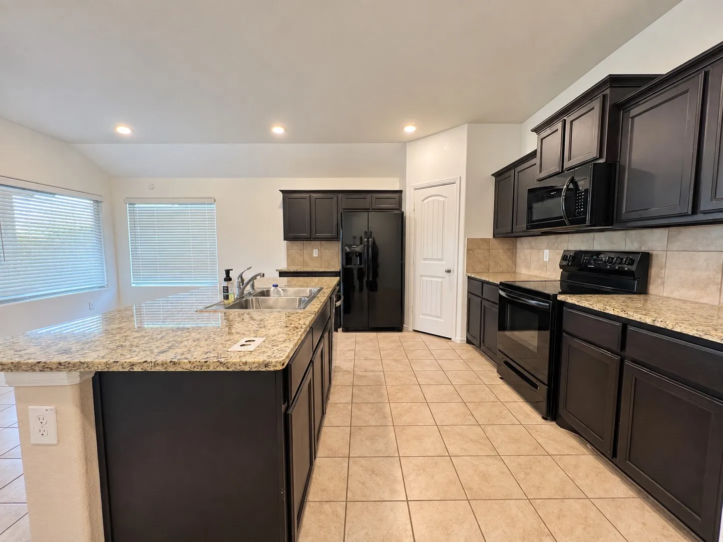 Single Family Residence For Rent in Tarrant County , 712 Ben Lake Trail, Fort Worth, Texas 76120, 4 Bedroom, 2 Bathroom, 2 Garage spaces, 1,574 Sqft, built in 2019, mls#21392118, Real Estate Agent in Fort Worth, Homes For Rent in Tarrant county, Homes For Rent in Fort Worth, Realtor in Fort Worth Texas, Real Estate Brokerage Independent Realty Texas, Luminita Cordes Realtor