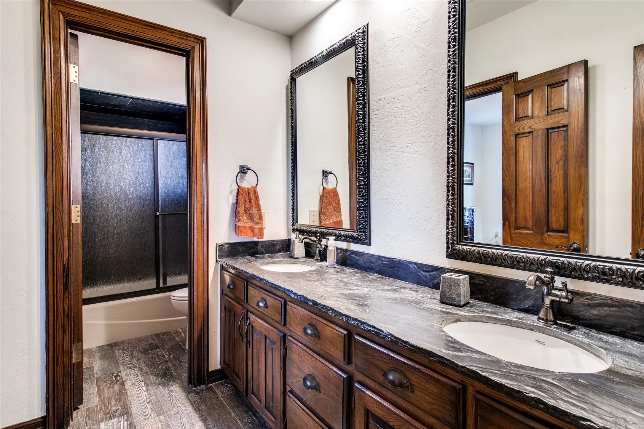 Single Family Residence For Sale in Grayson County , 105 Sammi's Way, Whitesboro, Texas 76273, 4 Bedroom, 4 Bathroom, 2 Garage spaces, 4,106 Sqft, built in 1983, mls#21392025, Real Estate Agent in Whitesboro, Homes For Sale in Grayson county, Homes For Sale in Whitesboro, Realtor in Whitesboro Texas, Real Estate Brokerage Independent Realty Texas, Luminita Cordes Realtor