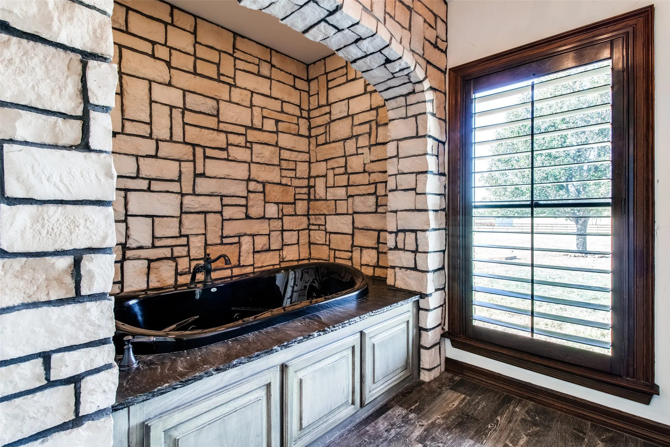 Single Family Residence For Sale in Grayson County , 105 Sammi's Way, Whitesboro, Texas 76273, 4 Bedroom, 4 Bathroom, 2 Garage spaces, 4,106 Sqft, built in 1983, mls#21392025, Real Estate Agent in Whitesboro, Homes For Sale in Grayson county, Homes For Sale in Whitesboro, Realtor in Whitesboro Texas, Real Estate Brokerage Independent Realty Texas, Luminita Cordes Realtor
