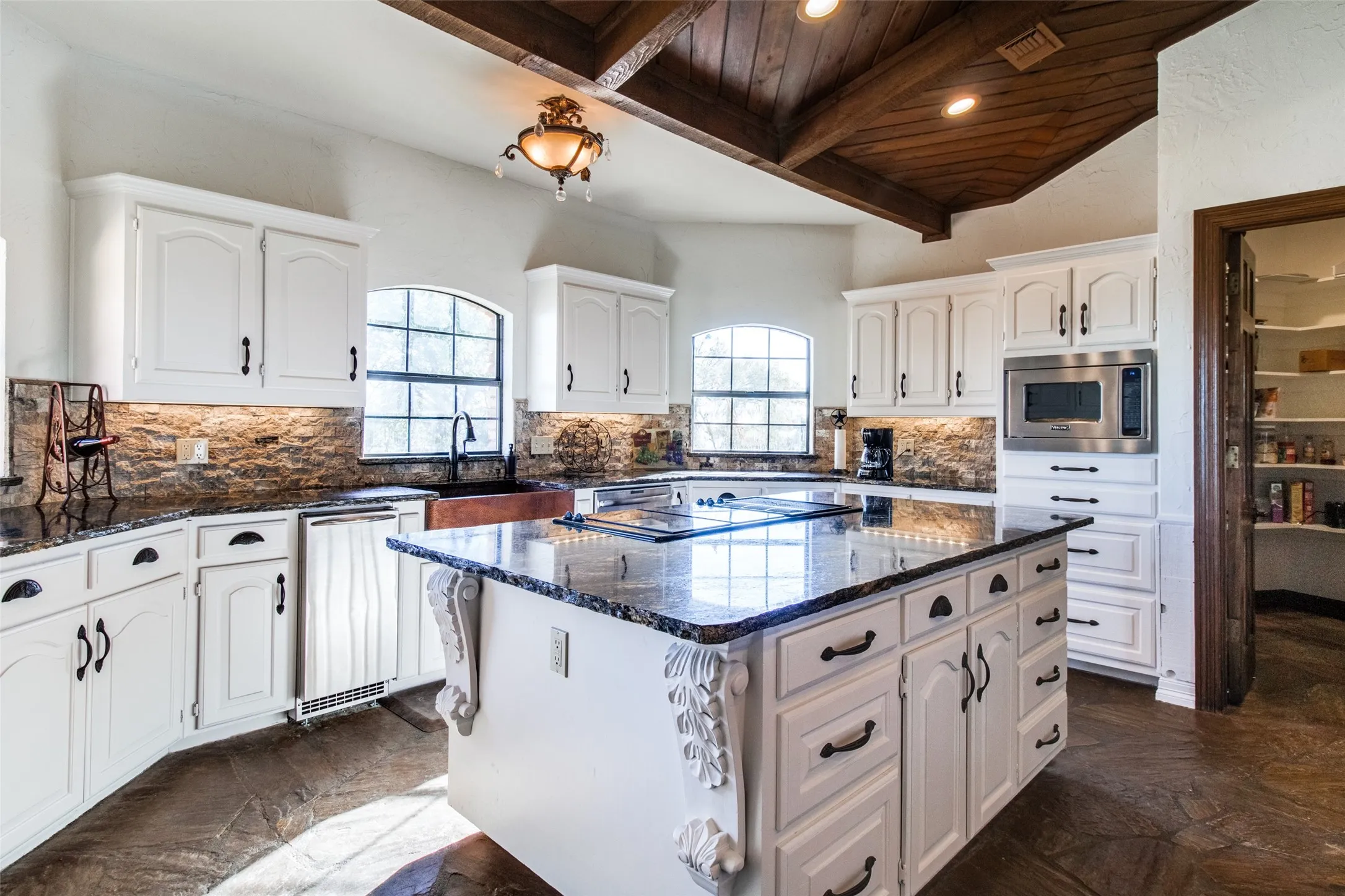 Single Family Residence For Sale in Grayson County , 105 Sammi's Way, Whitesboro, Texas 76273, 4 Bedroom, 4 Bathroom, 2 Garage spaces, 4,106 Sqft, built in 1983, mls#21392025, Real Estate Agent in Whitesboro, Homes For Sale in Grayson county, Homes For Sale in Whitesboro, Realtor in Whitesboro Texas, Real Estate Brokerage Independent Realty Texas, Luminita Cordes Realtor
