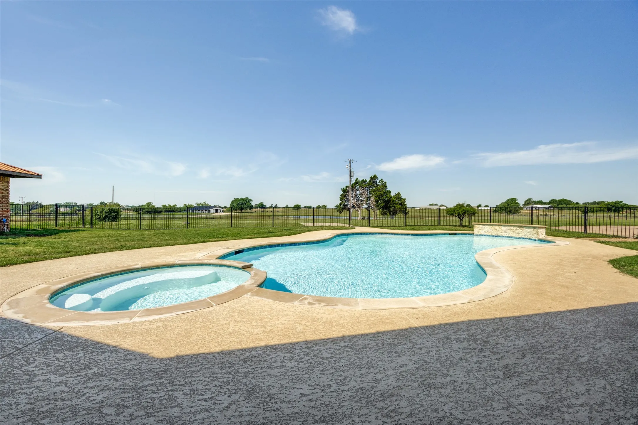 Single Family Residence For Sale in Grayson County , 105 Sammi's Way, Whitesboro, Texas 76273, 4 Bedroom, 4 Bathroom, 2 Garage spaces, 4,106 Sqft, built in 1983, mls#21392025, Real Estate Agent in Whitesboro, Homes For Sale in Grayson county, Homes For Sale in Whitesboro, Realtor in Whitesboro Texas, Real Estate Brokerage Independent Realty Texas, Luminita Cordes Realtor