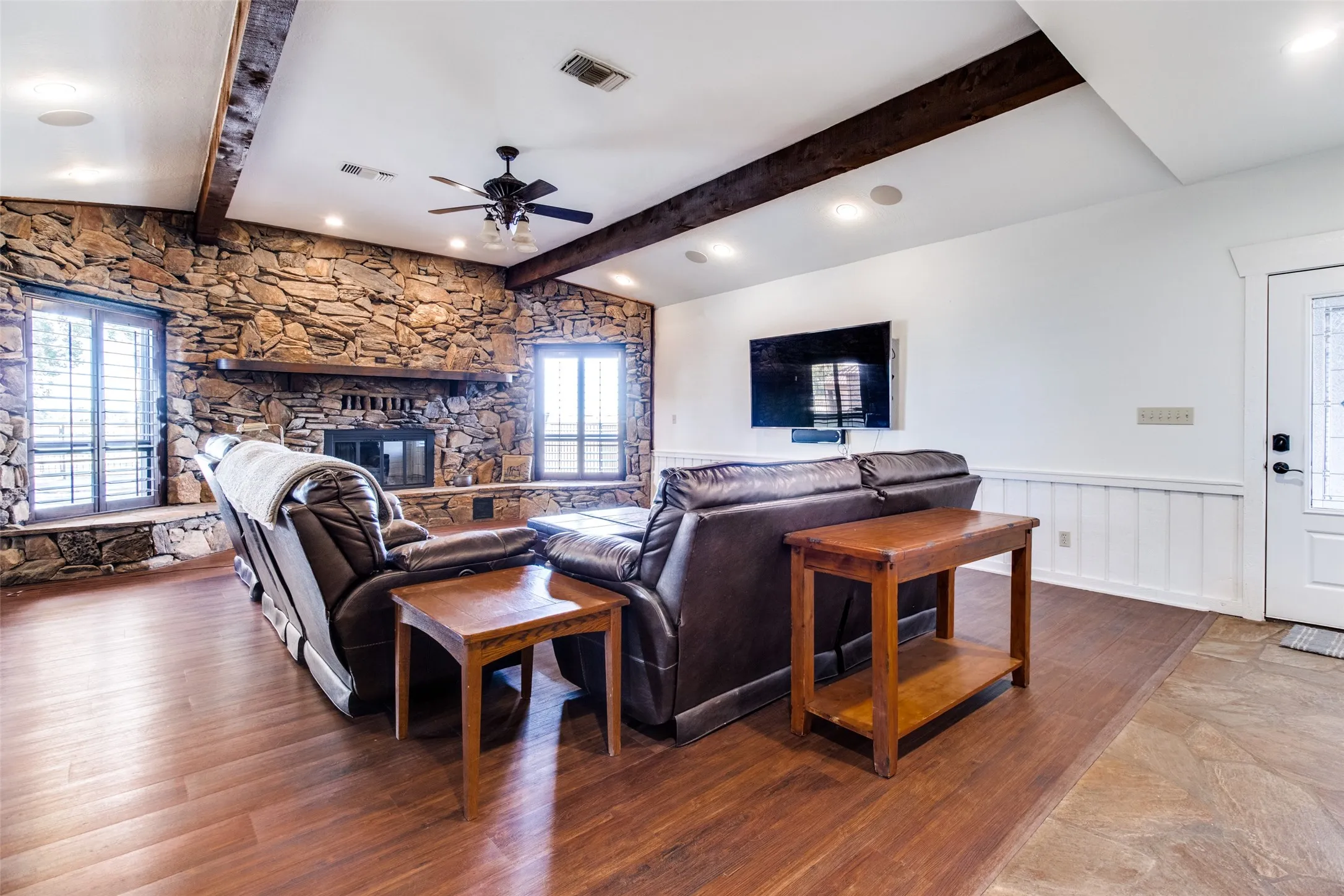 Single Family Residence For Sale in Grayson County , 105 Sammi's Way, Whitesboro, Texas 76273, 4 Bedroom, 4 Bathroom, 2 Garage spaces, 4,106 Sqft, built in 1983, mls#21392025, Real Estate Agent in Whitesboro, Homes For Sale in Grayson county, Homes For Sale in Whitesboro, Realtor in Whitesboro Texas, Real Estate Brokerage Independent Realty Texas, Luminita Cordes Realtor