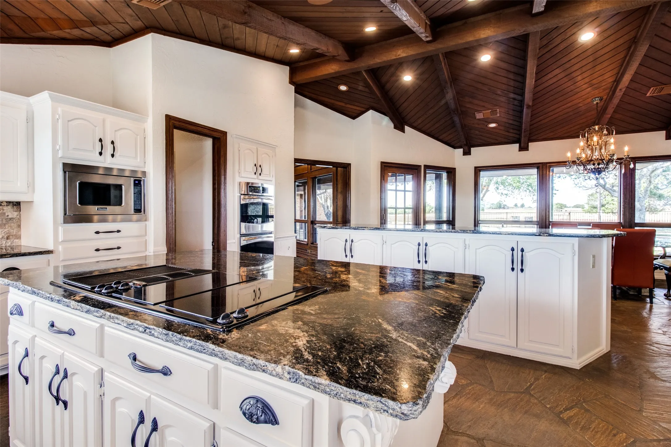 Single Family Residence For Sale in Grayson County , 105 Sammi's Way, Whitesboro, Texas 76273, 4 Bedroom, 4 Bathroom, 2 Garage spaces, 4,106 Sqft, built in 1983, mls#21392025, Real Estate Agent in Whitesboro, Homes For Sale in Grayson county, Homes For Sale in Whitesboro, Realtor in Whitesboro Texas, Real Estate Brokerage Independent Realty Texas, Luminita Cordes Realtor