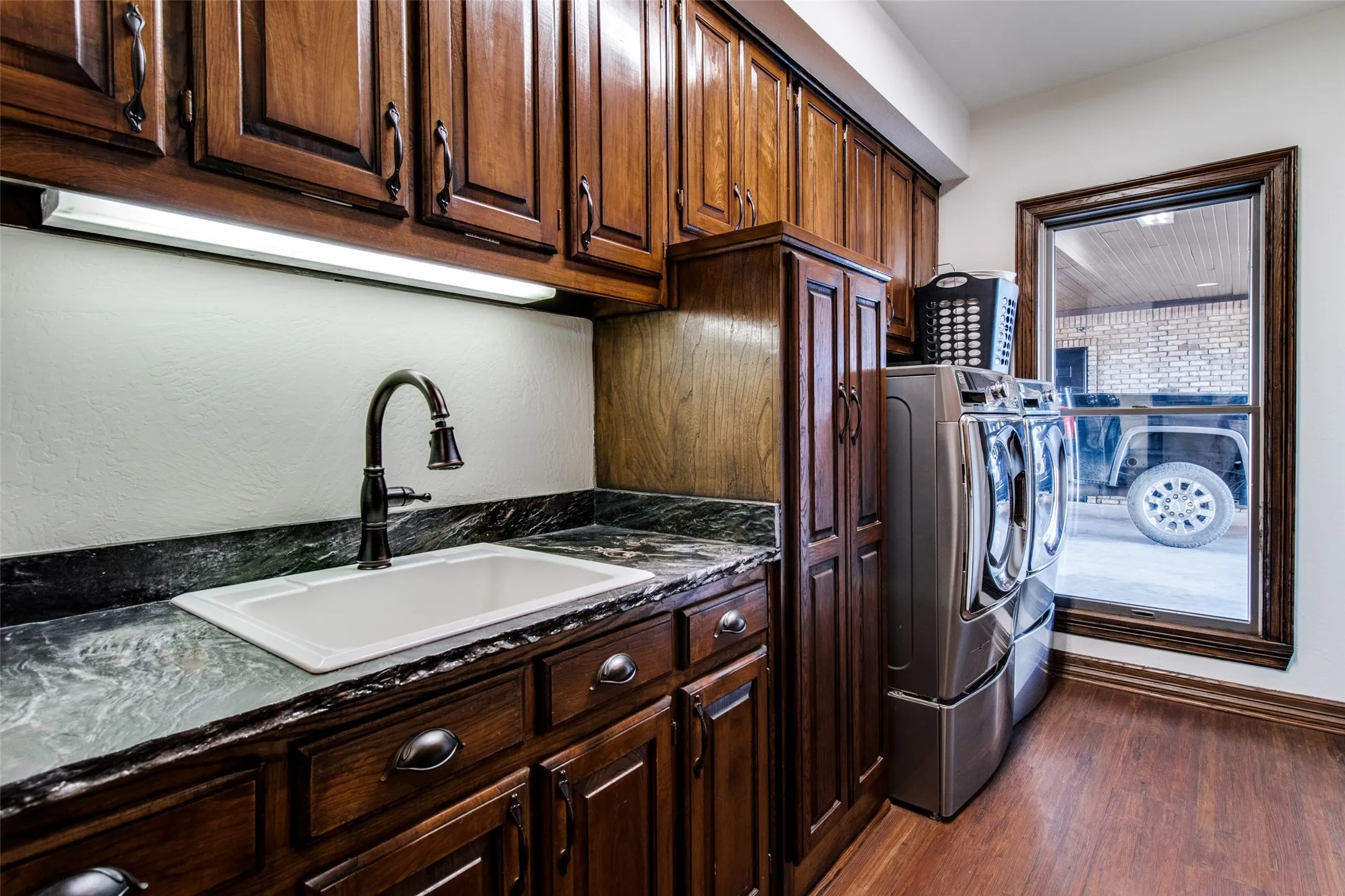 Single Family Residence For Sale in Grayson County , 105 Sammi's Way, Whitesboro, Texas 76273, 4 Bedroom, 4 Bathroom, 2 Garage spaces, 4,106 Sqft, built in 1983, mls#21392025, Real Estate Agent in Whitesboro, Homes For Sale in Grayson county, Homes For Sale in Whitesboro, Realtor in Whitesboro Texas, Real Estate Brokerage Independent Realty Texas, Luminita Cordes Realtor