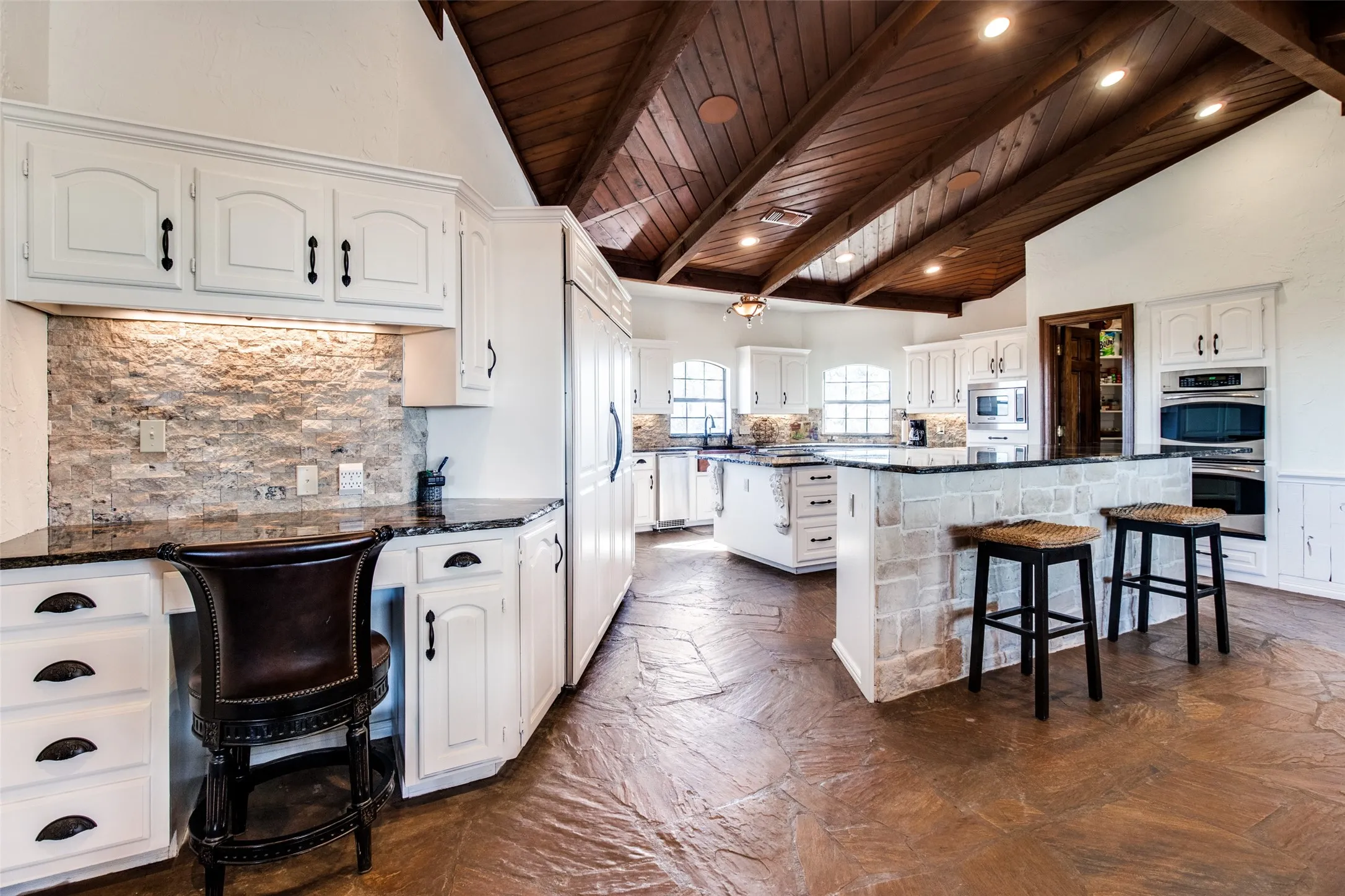 Single Family Residence For Sale in Grayson County , 105 Sammi's Way, Whitesboro, Texas 76273, 4 Bedroom, 4 Bathroom, 2 Garage spaces, 4,106 Sqft, built in 1983, mls#21392025, Real Estate Agent in Whitesboro, Homes For Sale in Grayson county, Homes For Sale in Whitesboro, Realtor in Whitesboro Texas, Real Estate Brokerage Independent Realty Texas, Luminita Cordes Realtor