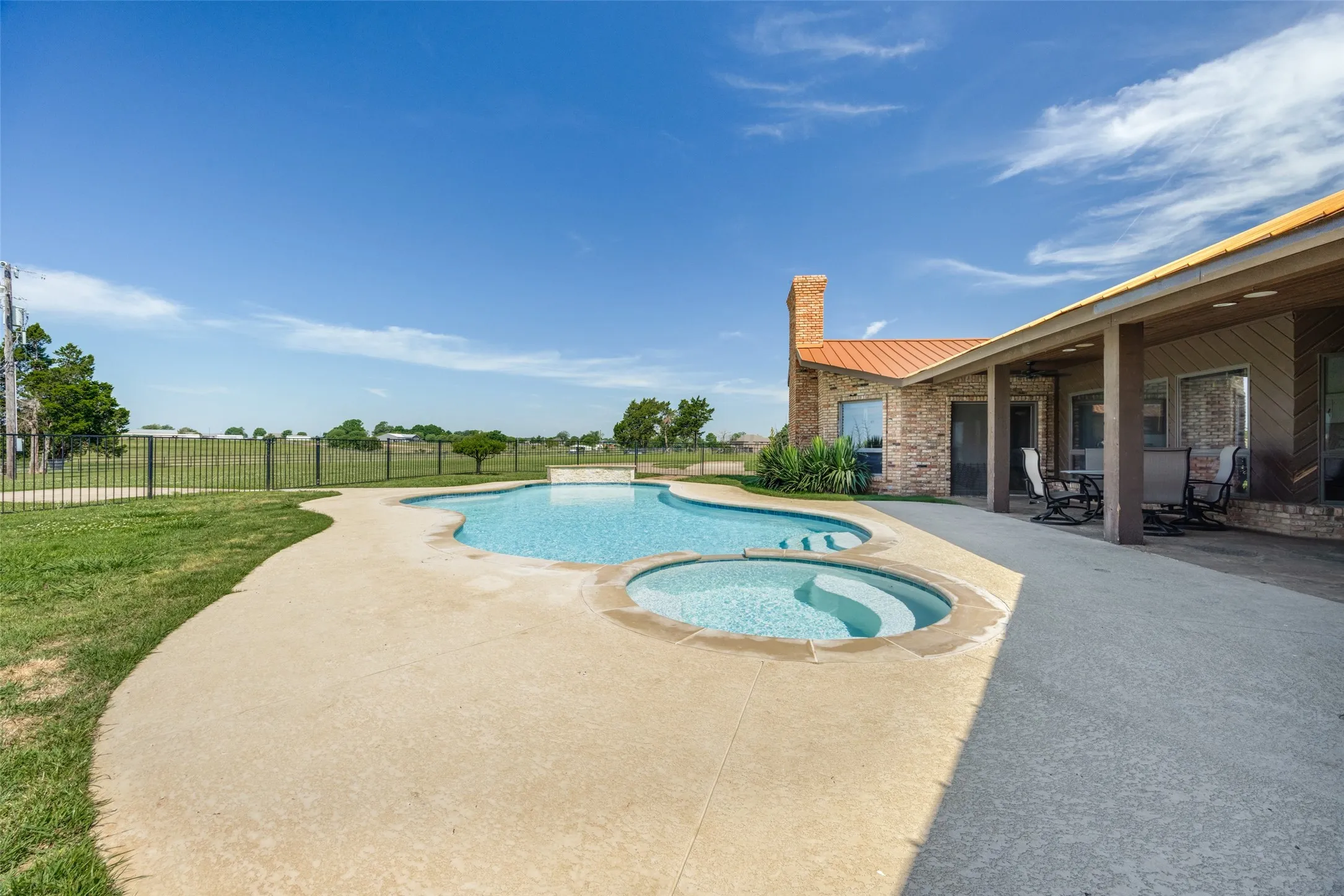 Single Family Residence For Sale in Grayson County , 105 Sammi's Way, Whitesboro, Texas 76273, 4 Bedroom, 4 Bathroom, 2 Garage spaces, 4,106 Sqft, built in 1983, mls#21392025, Real Estate Agent in Whitesboro, Homes For Sale in Grayson county, Homes For Sale in Whitesboro, Realtor in Whitesboro Texas, Real Estate Brokerage Independent Realty Texas, Luminita Cordes Realtor