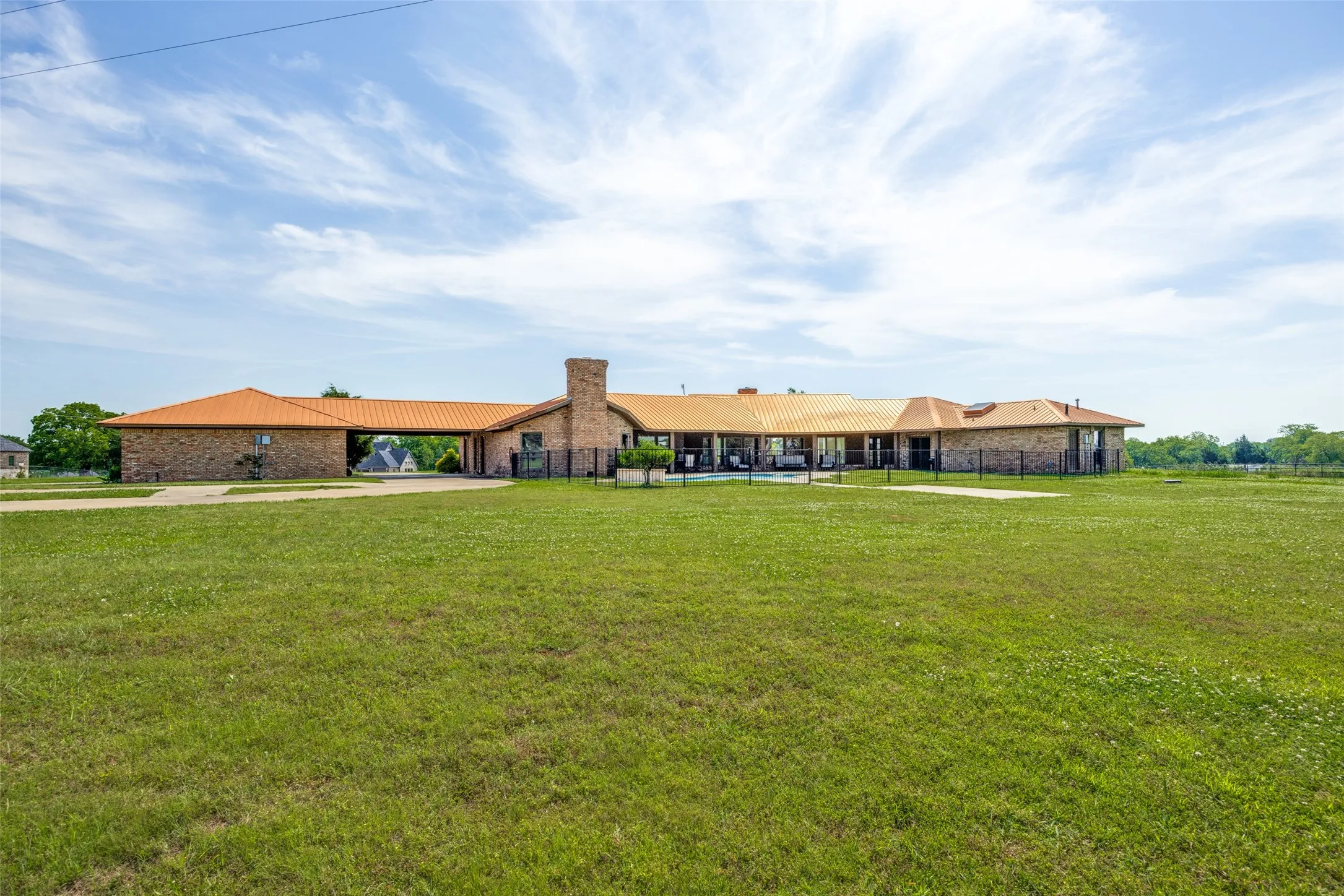 Single Family Residence For Sale in Grayson County , 105 Sammi's Way, Whitesboro, Texas 76273, 4 Bedroom, 4 Bathroom, 2 Garage spaces, 4,106 Sqft, built in 1983, mls#21392025, Real Estate Agent in Whitesboro, Homes For Sale in Grayson county, Homes For Sale in Whitesboro, Realtor in Whitesboro Texas, Real Estate Brokerage Independent Realty Texas, Luminita Cordes Realtor