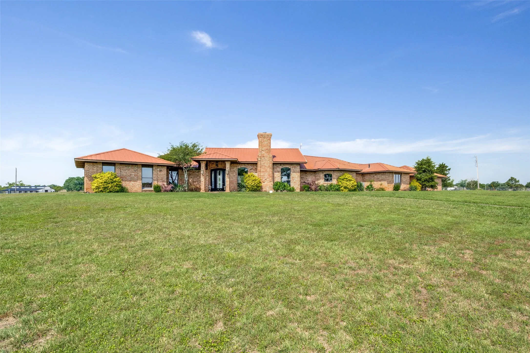 Single Family Residence For Sale in Grayson County , 105 Sammi's Way, Whitesboro, Texas 76273, 4 Bedroom, 4 Bathroom, 2 Garage spaces, 4,106 Sqft, built in 1983, mls#21392025, Real Estate Agent in Whitesboro, Homes For Sale in Grayson county, Homes For Sale in Whitesboro, Realtor in Whitesboro Texas, Real Estate Brokerage Independent Realty Texas, Luminita Cordes Realtor