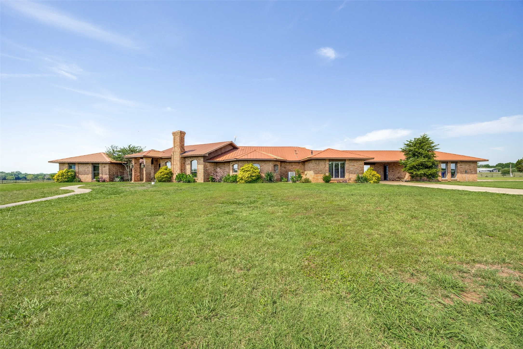 Single Family Residence For Sale in Grayson County , 105 Sammi's Way, Whitesboro, Texas 76273, 4 Bedroom, 4 Bathroom, 2 Garage spaces, 4,106 Sqft, built in 1983, mls#21392025, Real Estate Agent in Whitesboro, Homes For Sale in Grayson county, Homes For Sale in Whitesboro, Realtor in Whitesboro Texas, Real Estate Brokerage Independent Realty Texas, Luminita Cordes Realtor