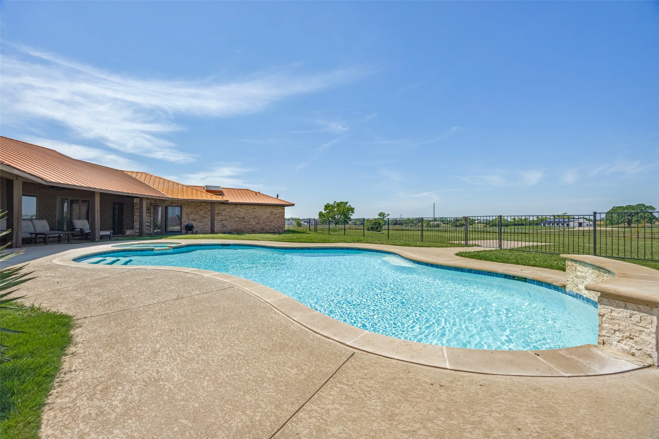 Single Family Residence For Sale in Grayson County , 105 Sammi's Way, Whitesboro, Texas 76273, 4 Bedroom, 4 Bathroom, 2 Garage spaces, 4,106 Sqft, built in 1983, mls#21392025, Real Estate Agent in Whitesboro, Homes For Sale in Grayson county, Homes For Sale in Whitesboro, Realtor in Whitesboro Texas, Real Estate Brokerage Independent Realty Texas, Luminita Cordes Realtor