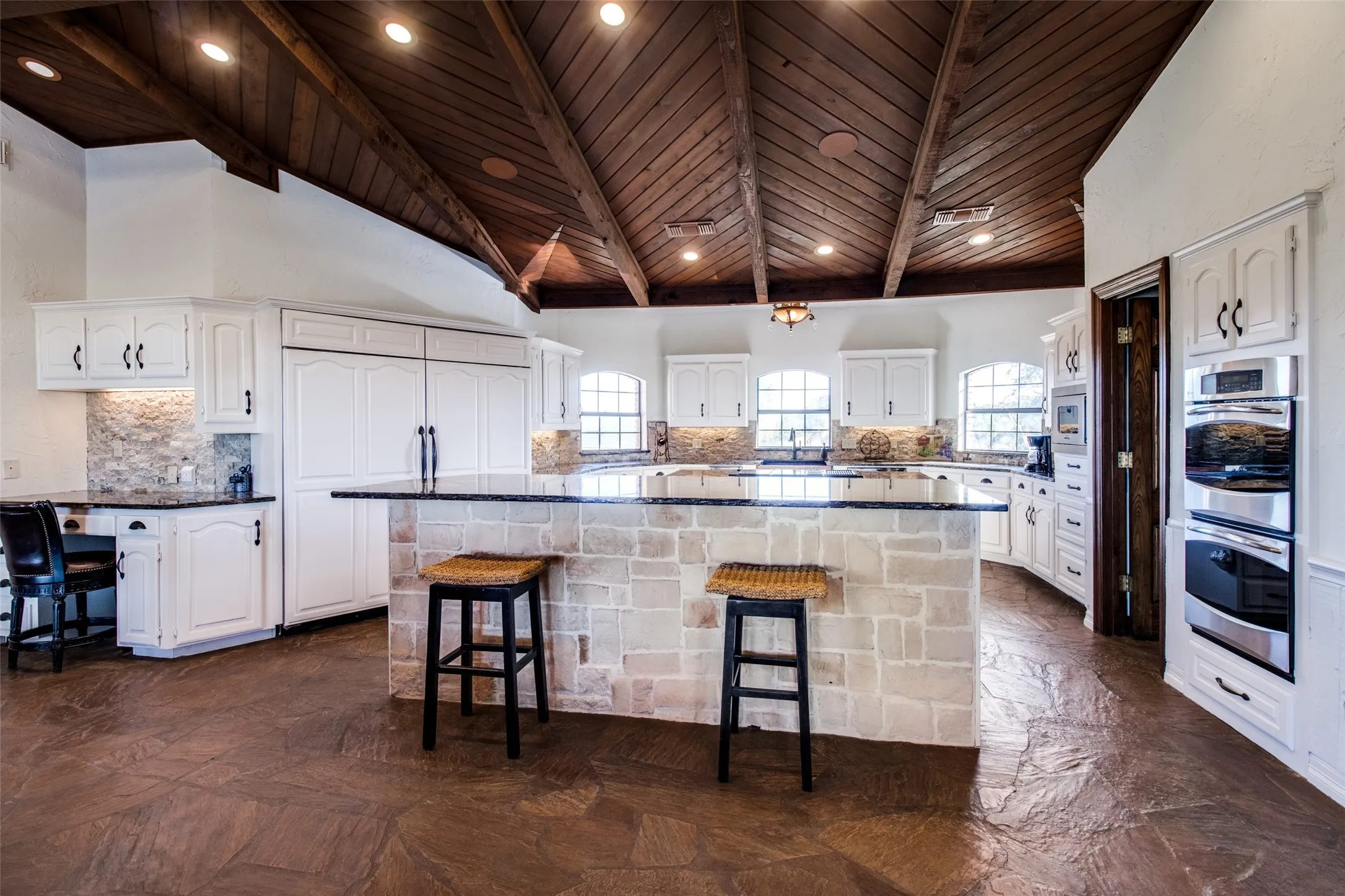 Single Family Residence For Sale in Grayson County , 105 Sammi's Way, Whitesboro, Texas 76273, 4 Bedroom, 4 Bathroom, 2 Garage spaces, 4,106 Sqft, built in 1983, mls#21392025, Real Estate Agent in Whitesboro, Homes For Sale in Grayson county, Homes For Sale in Whitesboro, Realtor in Whitesboro Texas, Real Estate Brokerage Independent Realty Texas, Luminita Cordes Realtor