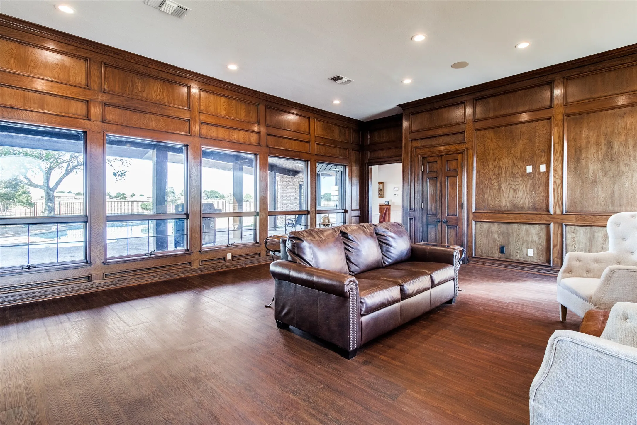 Single Family Residence For Sale in Grayson County , 105 Sammi's Way, Whitesboro, Texas 76273, 4 Bedroom, 4 Bathroom, 2 Garage spaces, 4,106 Sqft, built in 1983, mls#21392025, Real Estate Agent in Whitesboro, Homes For Sale in Grayson county, Homes For Sale in Whitesboro, Realtor in Whitesboro Texas, Real Estate Brokerage Independent Realty Texas, Luminita Cordes Realtor