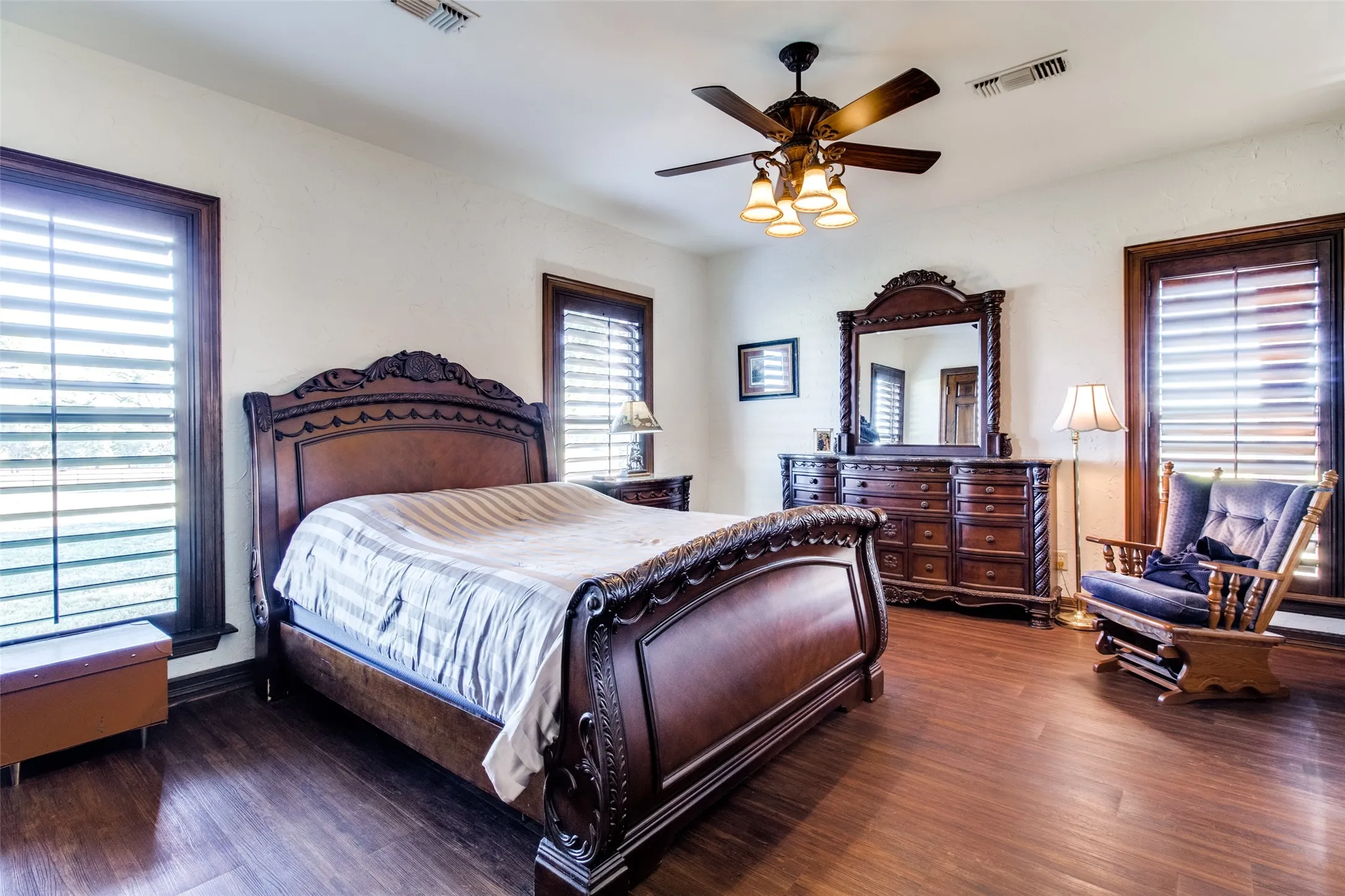 Single Family Residence For Sale in Grayson County , 105 Sammi's Way, Whitesboro, Texas 76273, 4 Bedroom, 4 Bathroom, 2 Garage spaces, 4,106 Sqft, built in 1983, mls#21392025, Real Estate Agent in Whitesboro, Homes For Sale in Grayson county, Homes For Sale in Whitesboro, Realtor in Whitesboro Texas, Real Estate Brokerage Independent Realty Texas, Luminita Cordes Realtor