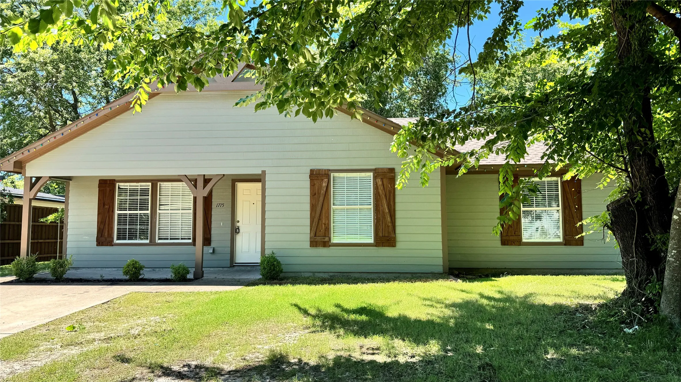 Single Family Residence For Rent in Hunt County , 1715 Hemphill Street, Greenville, Texas 75401, 3 Bedroom, 2 Bathroom, Garage spaces, 1,230 Sqft, built in 2004, mls#21392124, Real Estate Agent in Greenville, Homes For Rent in Hunt county, Homes For Rent in Greenville, Realtor in Greenville Texas, Real Estate Brokerage Independent Realty Texas, Luminita Cordes Realtor
