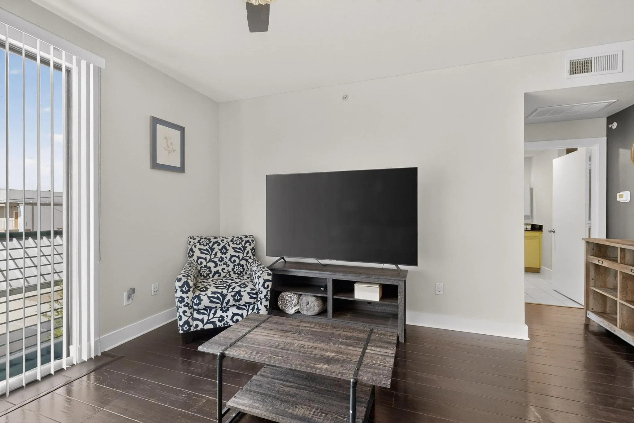 Condominium For Rent in Dallas County , 4605 Cedar Springs Road 224, Dallas, Texas 75219, 1 Bedroom, 1 Bathroom, Garage spaces, 749 Sqft, built in 2005, mls#21392160, Real Estate Agent in Dallas, Homes For Rent in Dallas county, Homes For Rent in Dallas, Realtor in Dallas Texas, Real Estate Brokerage Independent Realty Texas, Luminita Cordes Realtor