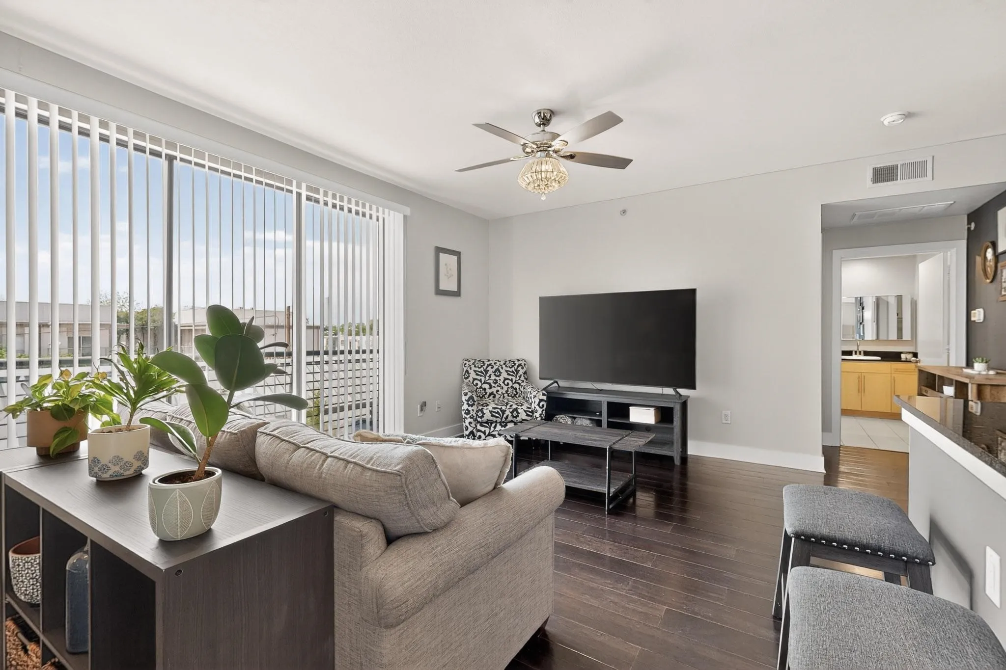 Condominium For Rent in Dallas County , 4605 Cedar Springs Road 224, Dallas, Texas 75219, 1 Bedroom, 1 Bathroom, Garage spaces, 749 Sqft, built in 2005, mls#21392160, Real Estate Agent in Dallas, Homes For Rent in Dallas county, Homes For Rent in Dallas, Realtor in Dallas Texas, Real Estate Brokerage Independent Realty Texas, Luminita Cordes Realtor